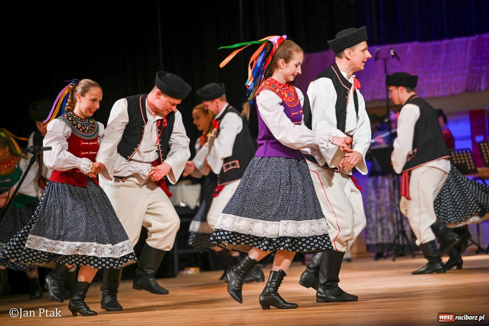 Zdjęcie w galerii na portalu naszraciborz.pl: Taneczna podróż przez siedem regionów Polski na deskach RCK wiadomości z regionu