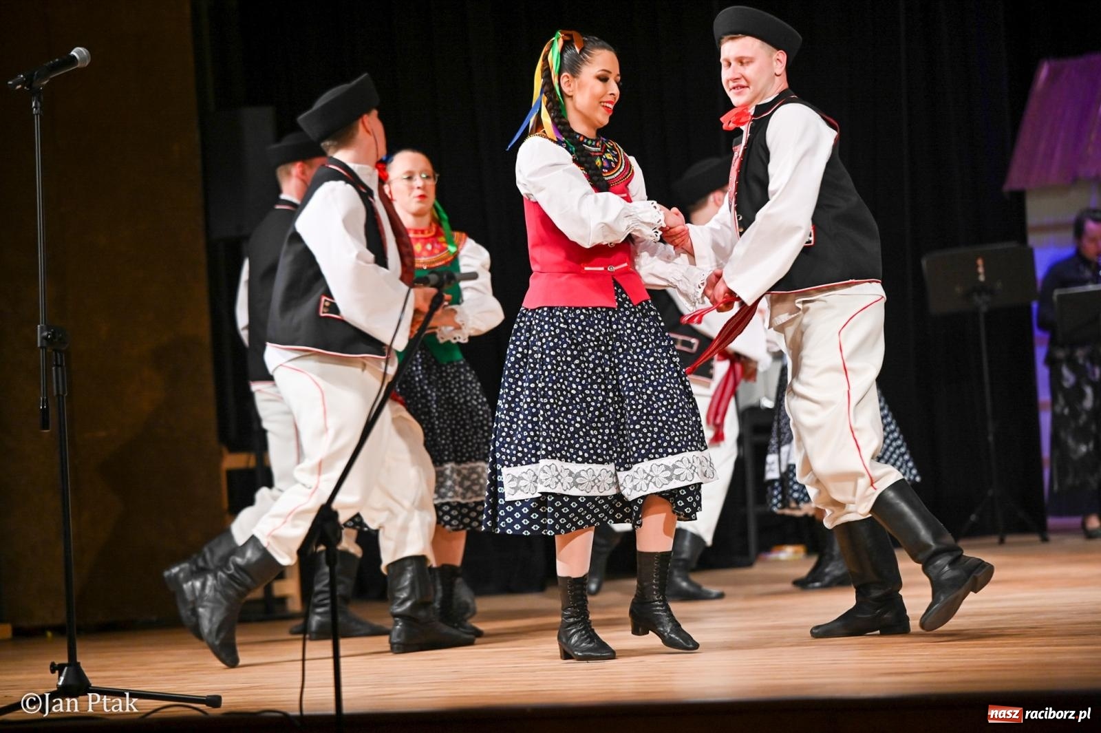 Zdjęcie w galerii na portalu naszraciborz.pl: Taneczna podróż przez siedem regionów Polski na deskach RCK wiadomości z regionu