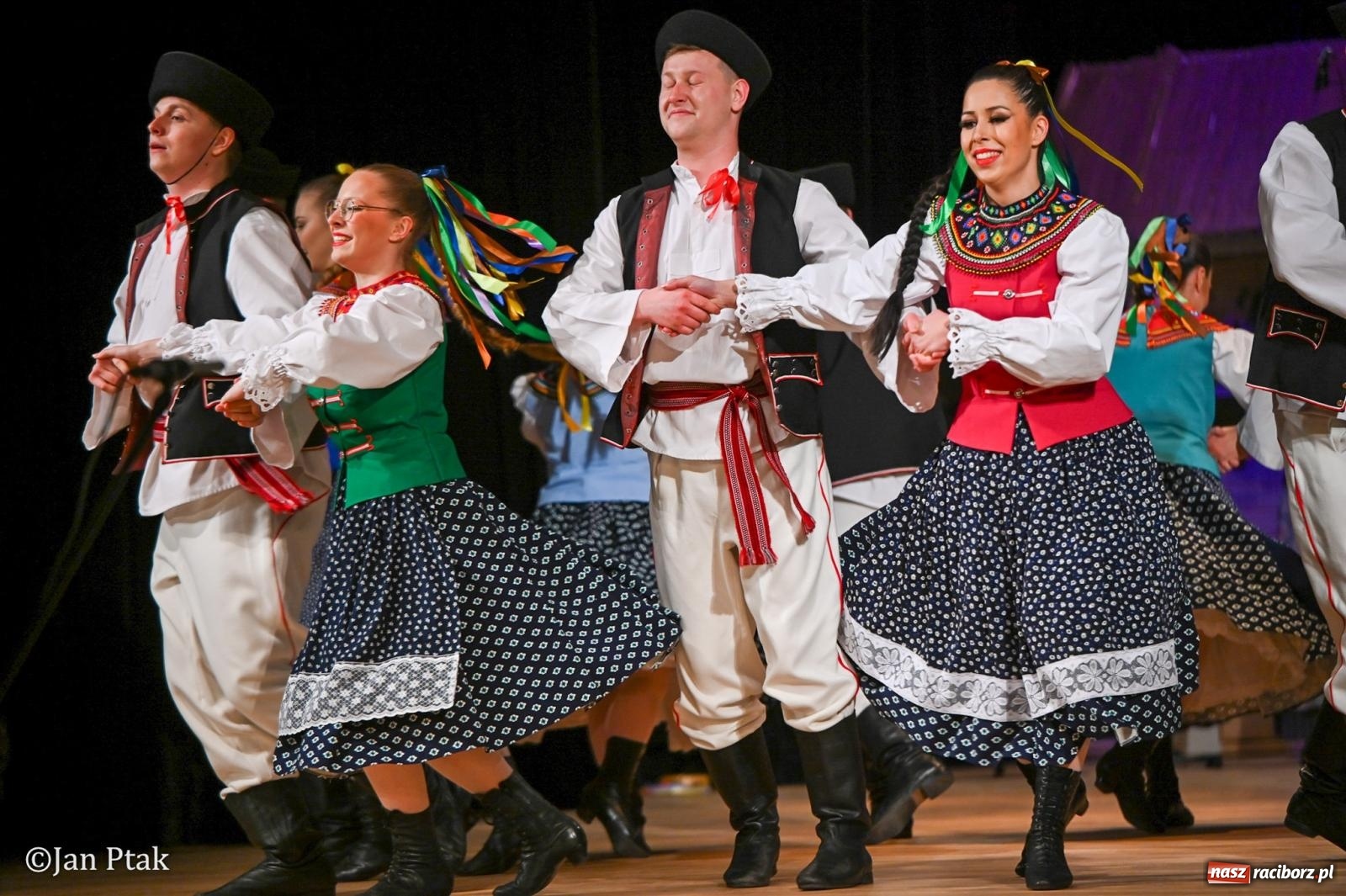 Zdjęcie w galerii na portalu naszraciborz.pl: Taneczna podróż przez siedem regionów Polski na deskach RCK wiadomości z regionu