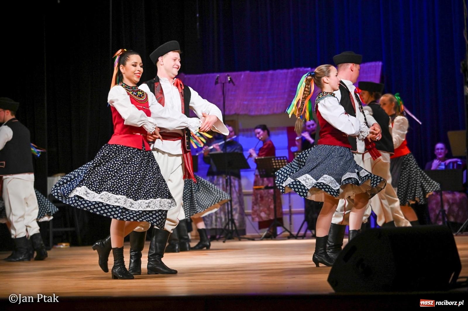 Zdjęcie w galerii na portalu naszraciborz.pl: Taneczna podróż przez siedem regionów Polski na deskach RCK wiadomości z regionu
