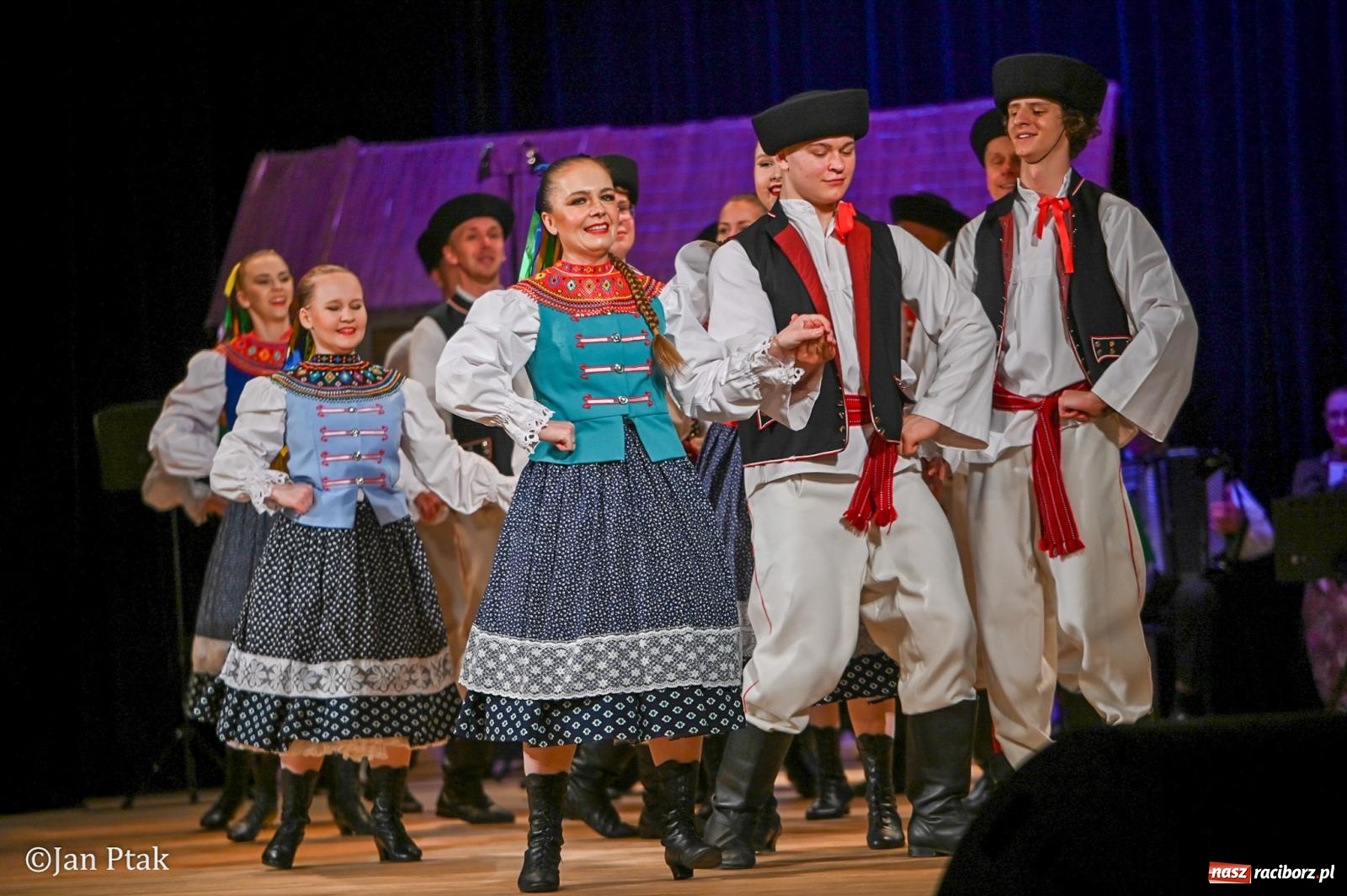 Zdjęcie w galerii na portalu naszraciborz.pl: Taneczna podróż przez siedem regionów Polski na deskach RCK wiadomości z regionu