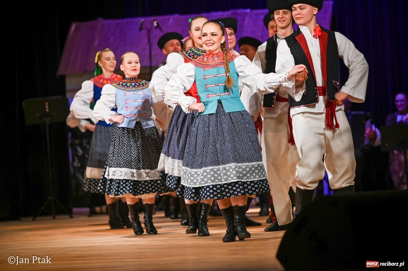 Zdjęcie w galerii na portalu naszraciborz.pl: Taneczna podróż przez siedem regionów Polski na deskach RCK wiadomości z regionu