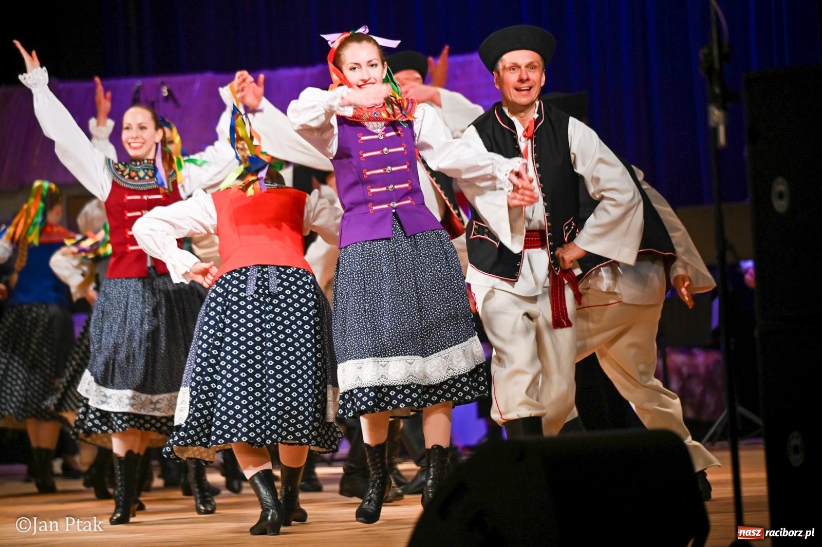Zdjęcie w galerii na portalu naszraciborz.pl: Taneczna podróż przez siedem regionów Polski na deskach RCK wiadomości z regionu