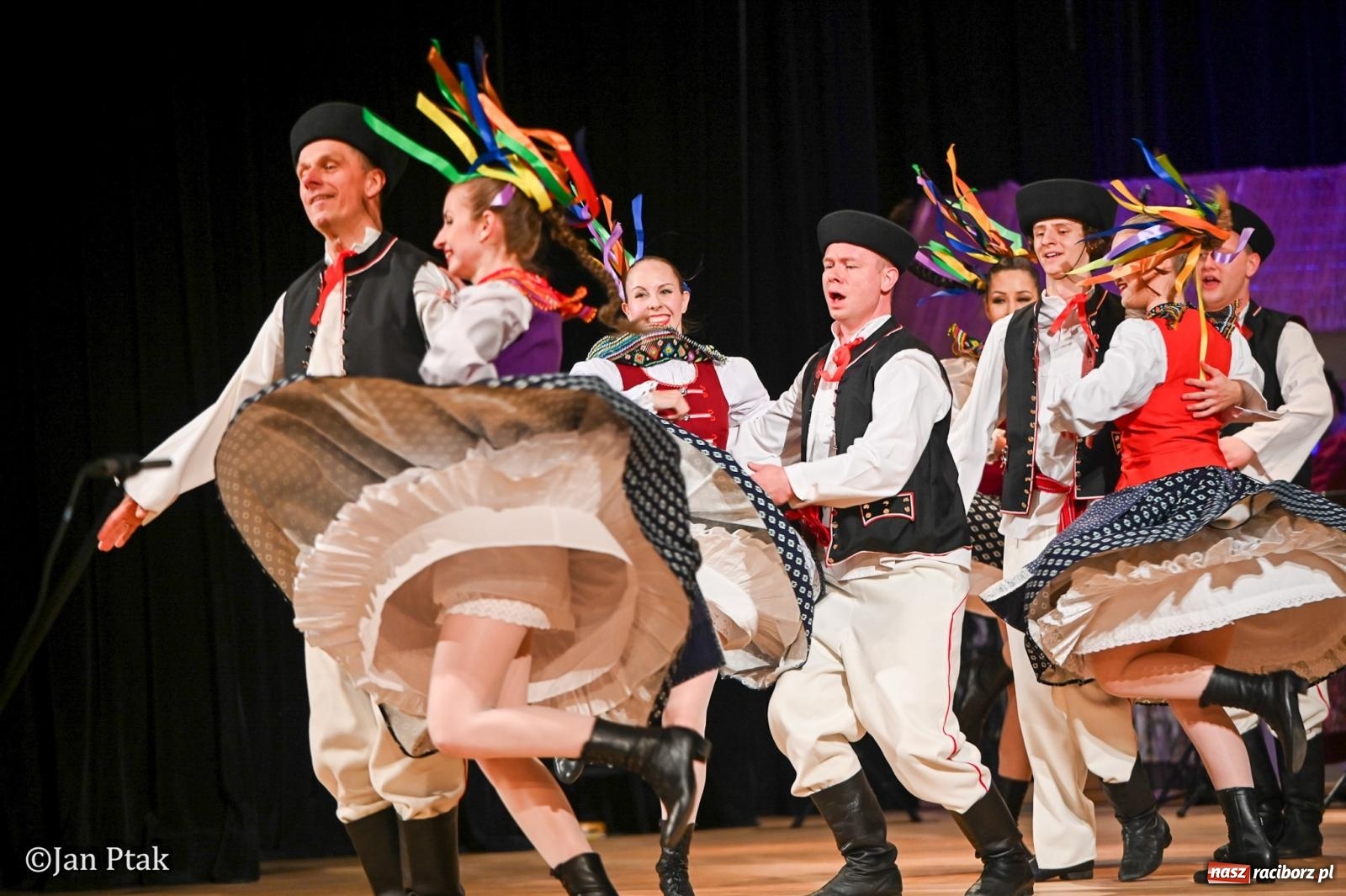 Zdjęcie w galerii na portalu naszraciborz.pl: Taneczna podróż przez siedem regionów Polski na deskach RCK wiadomości z regionu