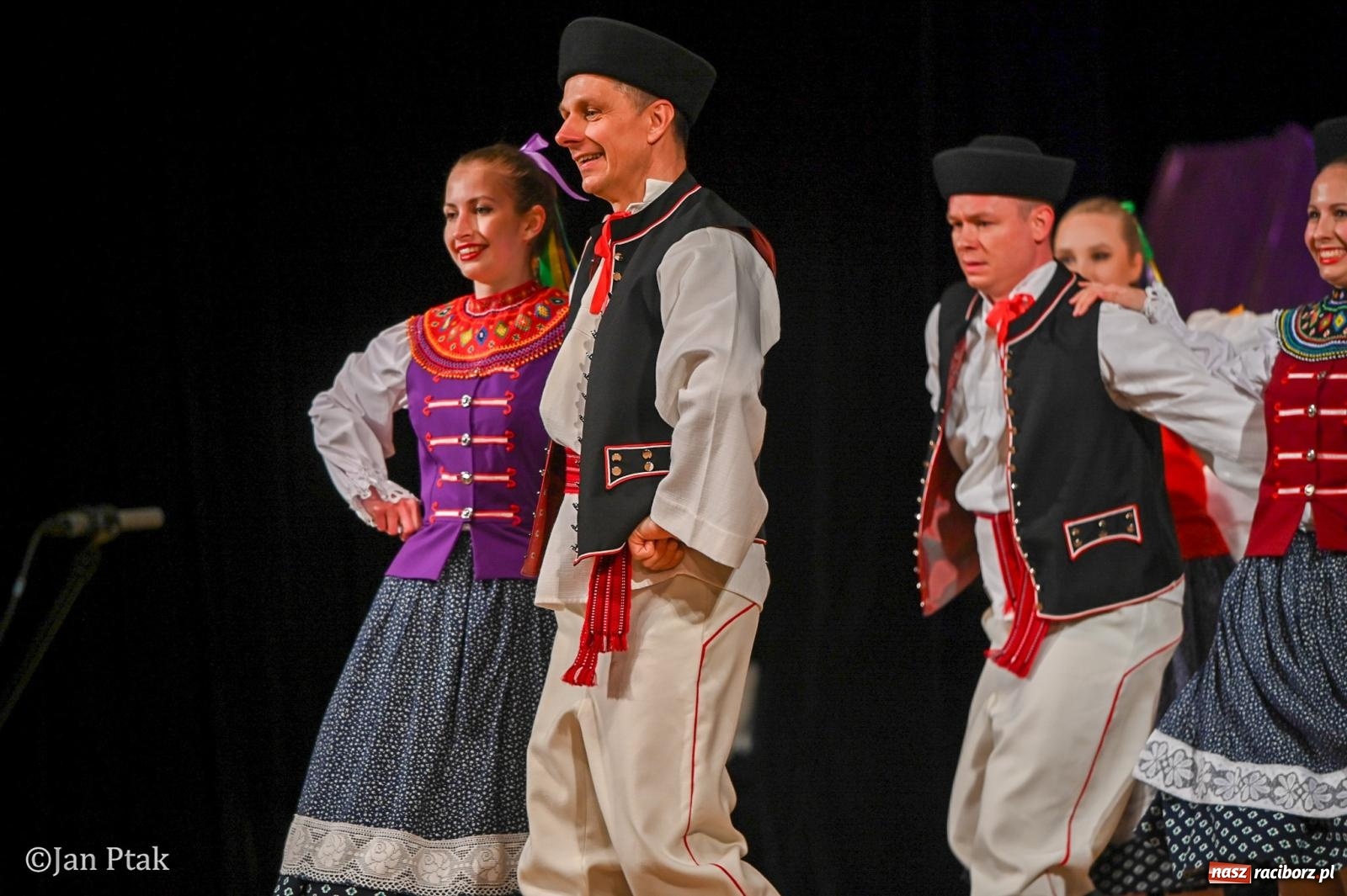 Zdjęcie w galerii na portalu naszraciborz.pl: Taneczna podróż przez siedem regionów Polski na deskach RCK wiadomości z regionu