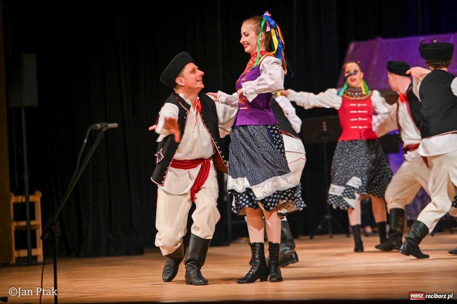 Zdjęcie w galerii na portalu naszraciborz.pl: Taneczna podróż przez siedem regionów Polski na deskach RCK wiadomości z regionu