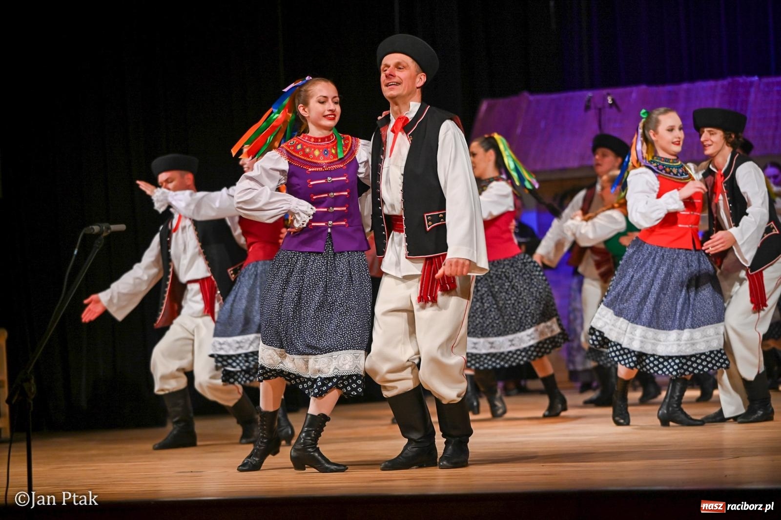 Zdjęcie w galerii na portalu naszraciborz.pl: Taneczna podróż przez siedem regionów Polski na deskach RCK wiadomości z regionu