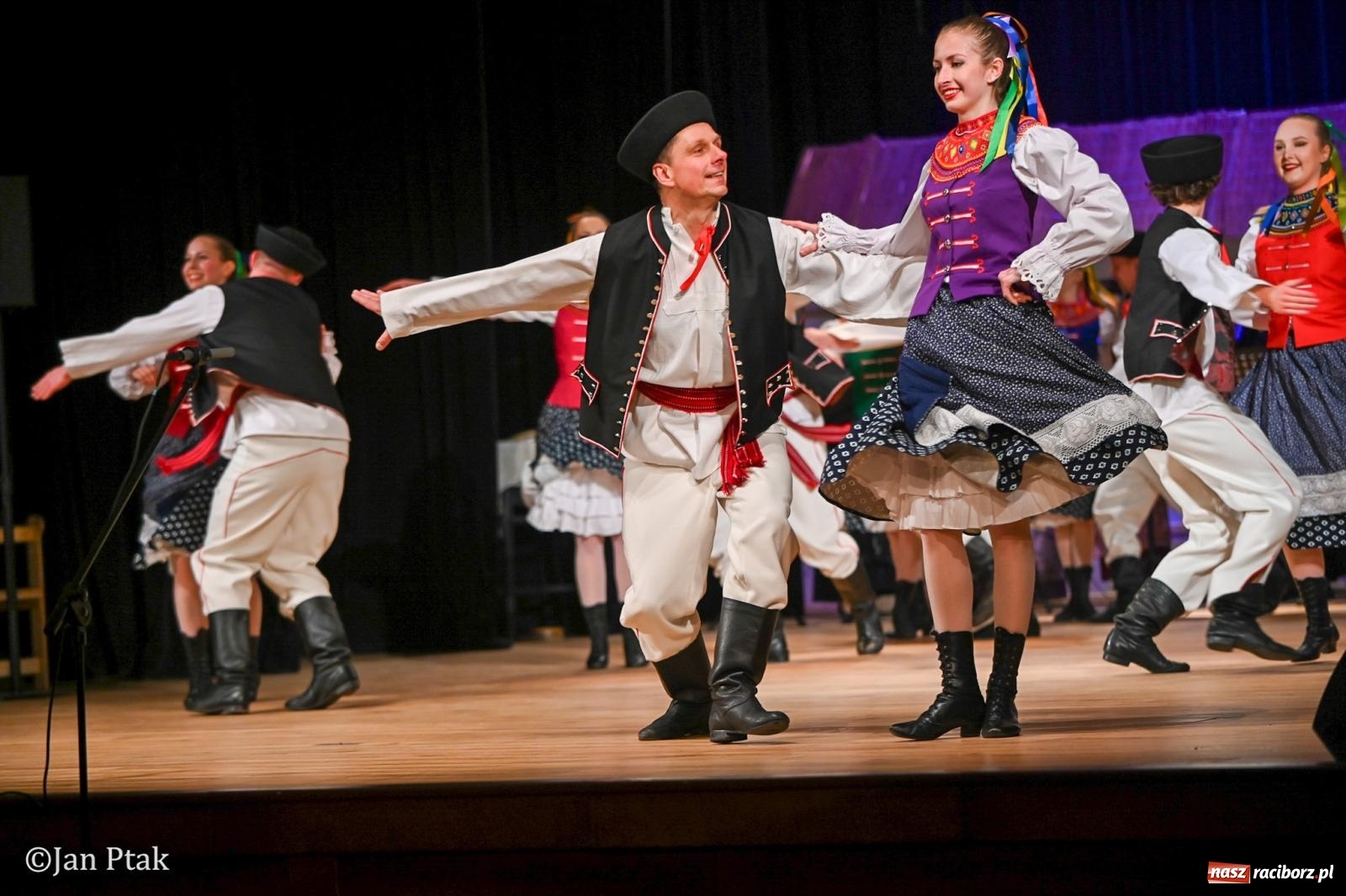 Zdjęcie w galerii na portalu naszraciborz.pl: Taneczna podróż przez siedem regionów Polski na deskach RCK wiadomości z regionu