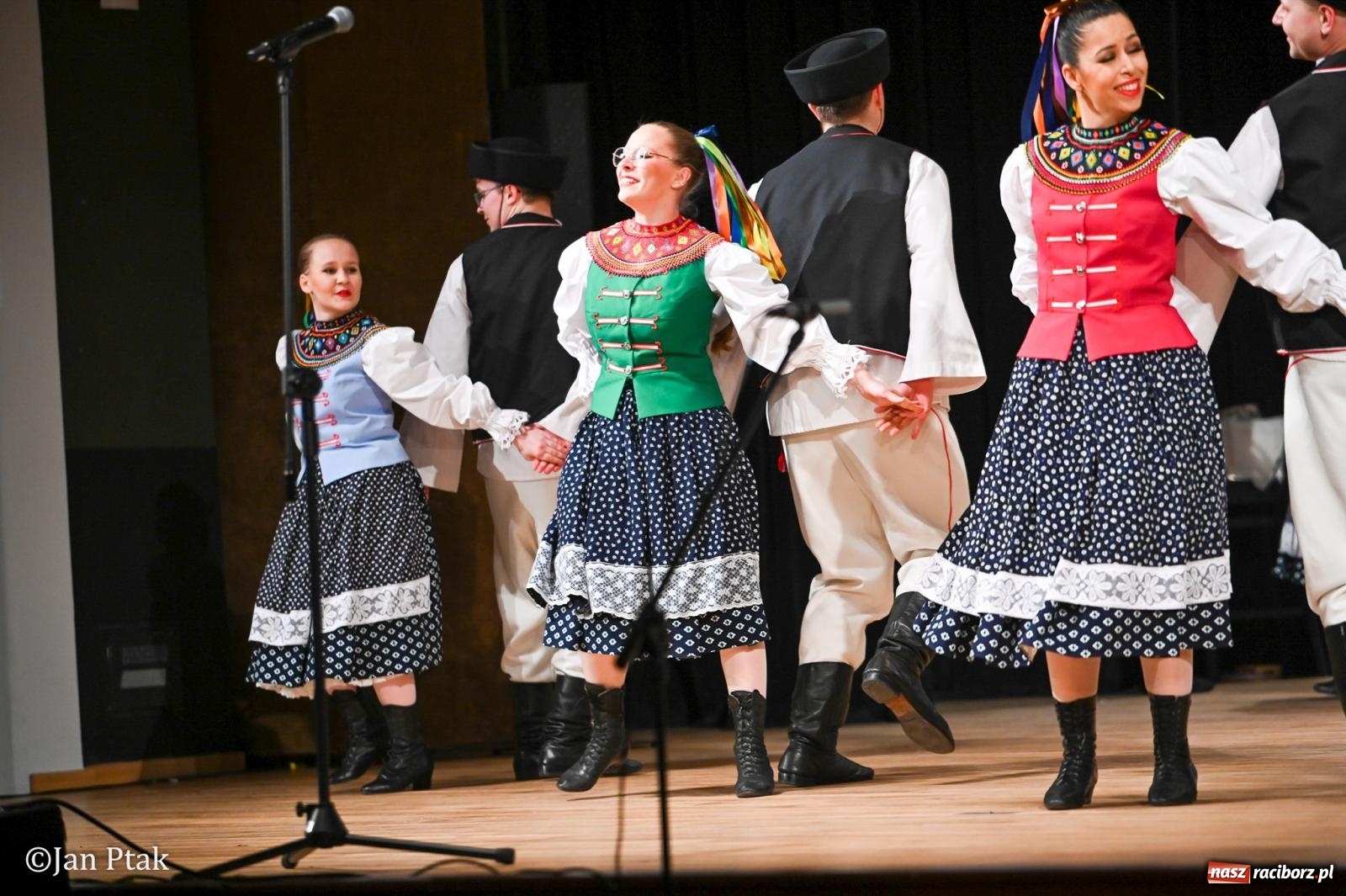 Zdjęcie w galerii na portalu naszraciborz.pl: Taneczna podróż przez siedem regionów Polski na deskach RCK wiadomości z regionu