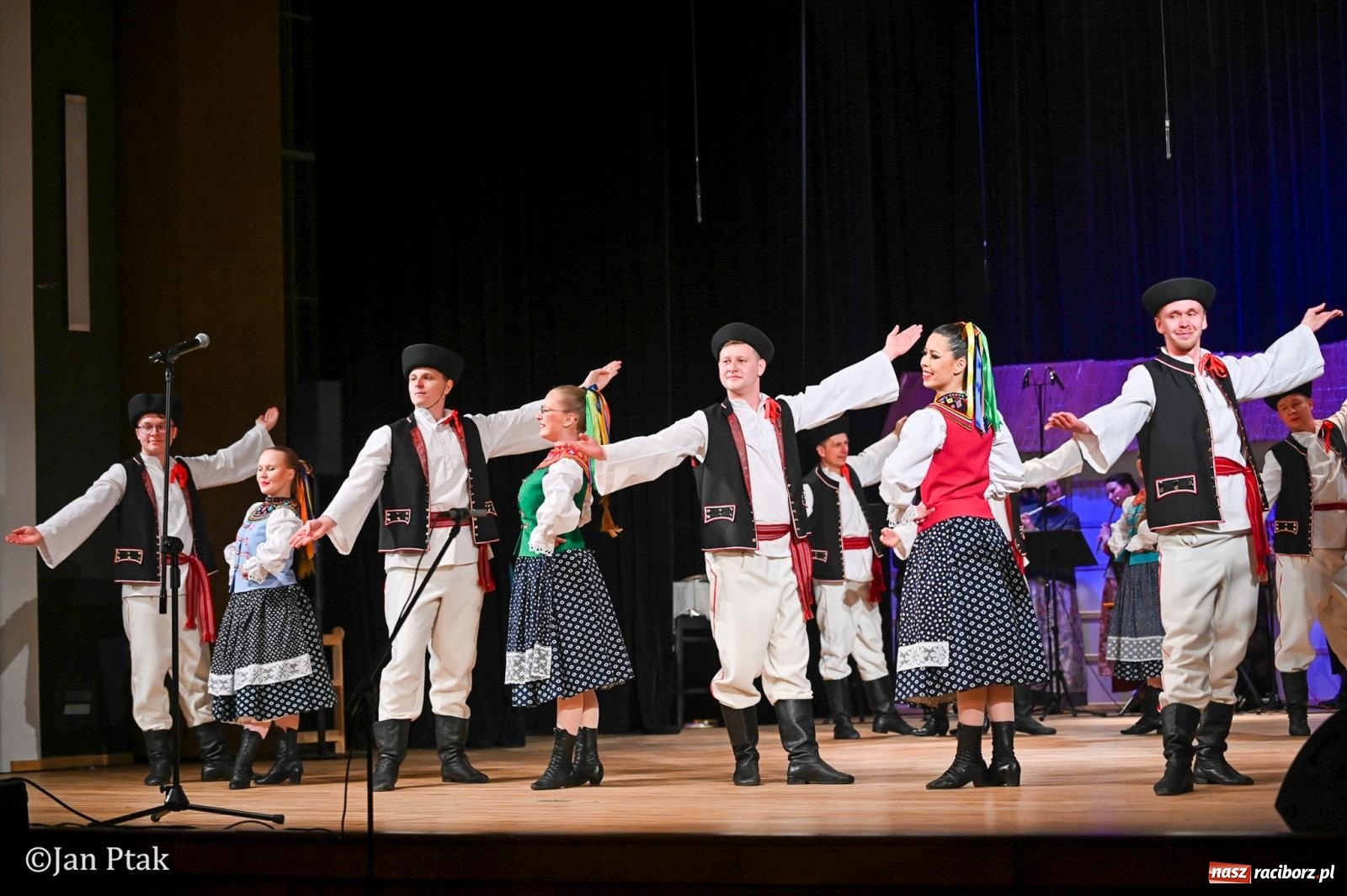 Zdjęcie w galerii na portalu naszraciborz.pl: Taneczna podróż przez siedem regionów Polski na deskach RCK wiadomości z regionu