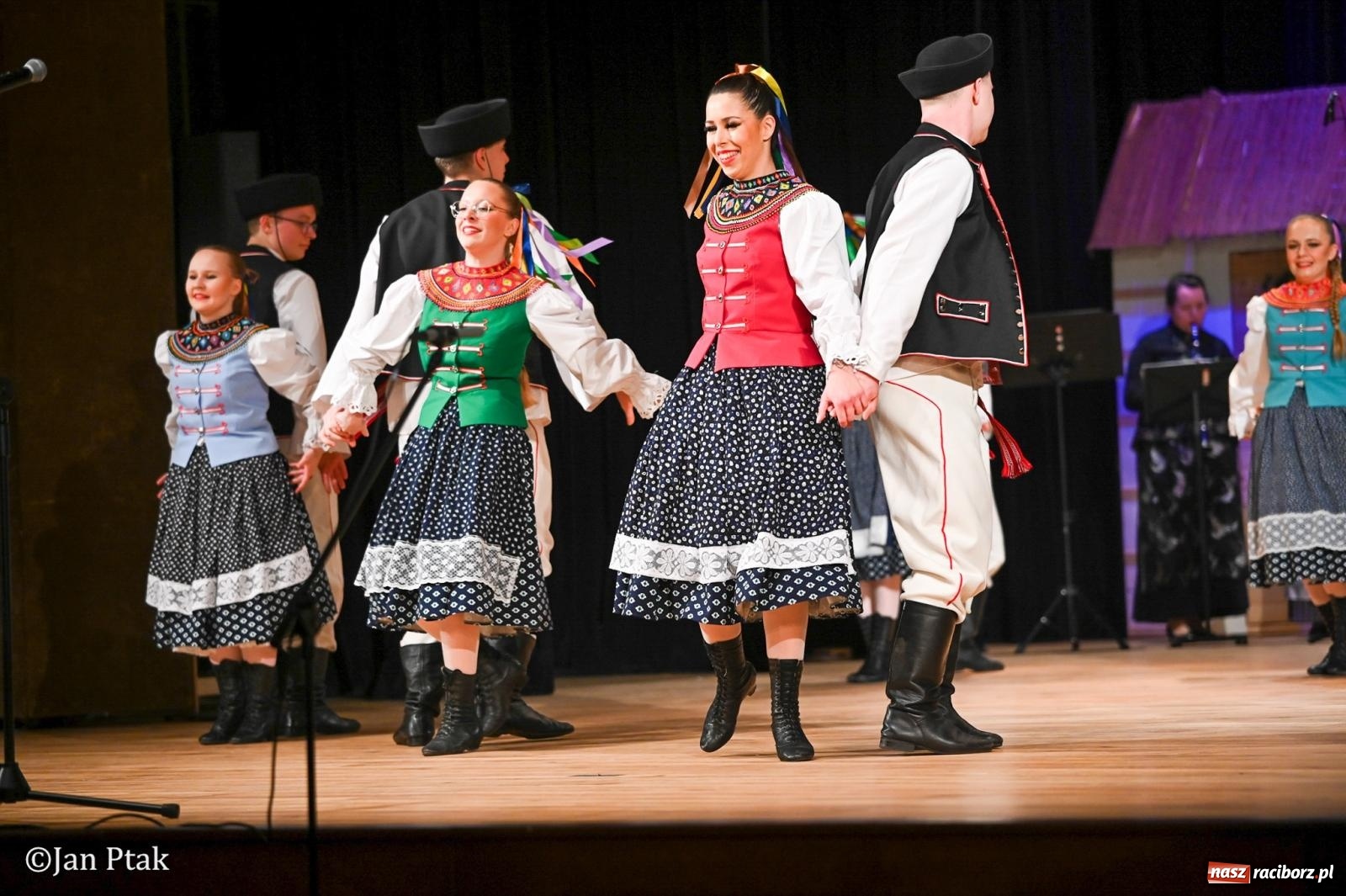 Zdjęcie w galerii na portalu naszraciborz.pl: Taneczna podróż przez siedem regionów Polski na deskach RCK wiadomości z regionu