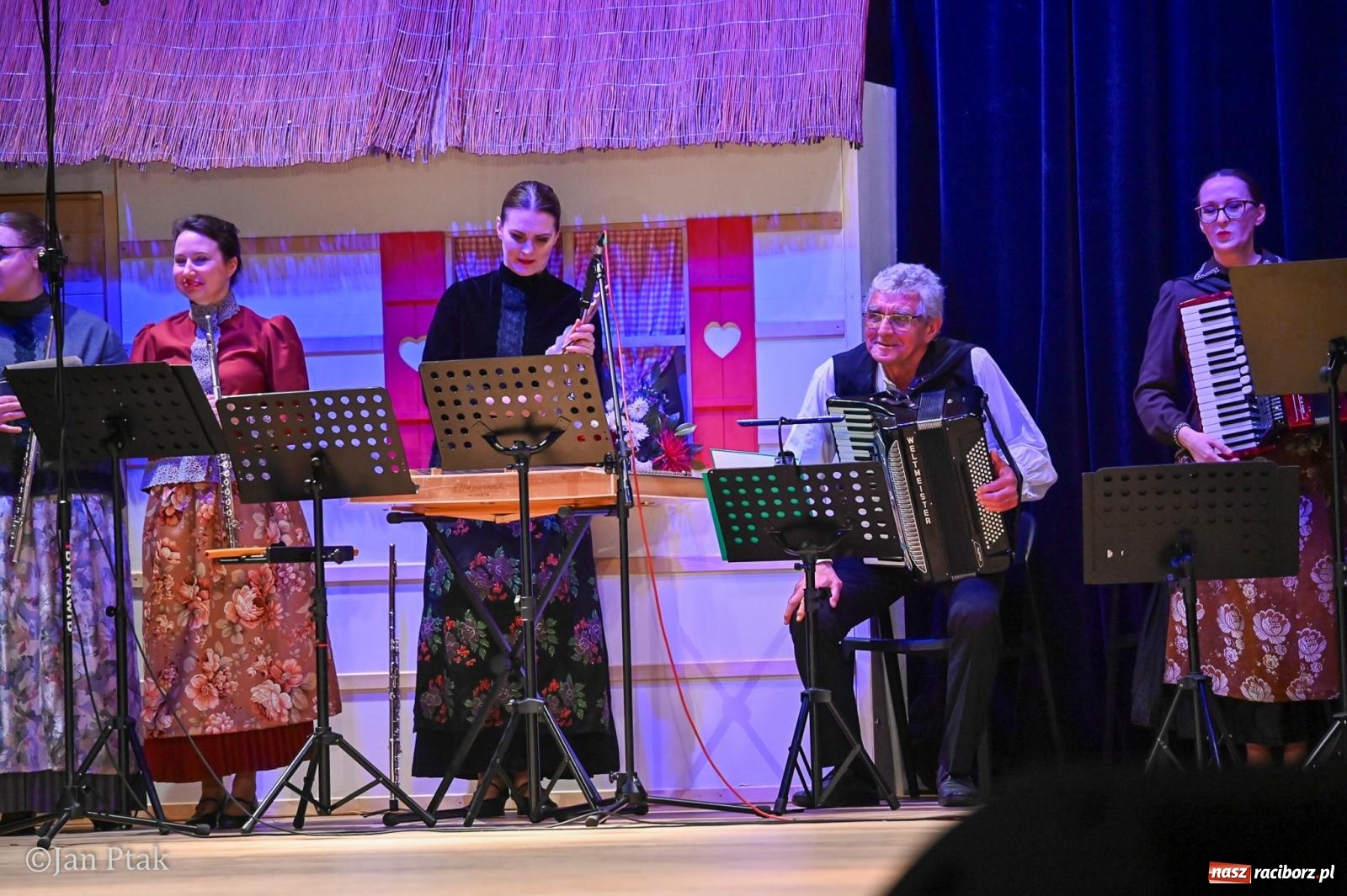 Zdjęcie w galerii na portalu naszraciborz.pl: Taneczna podróż przez siedem regionów Polski na deskach RCK wiadomości z regionu