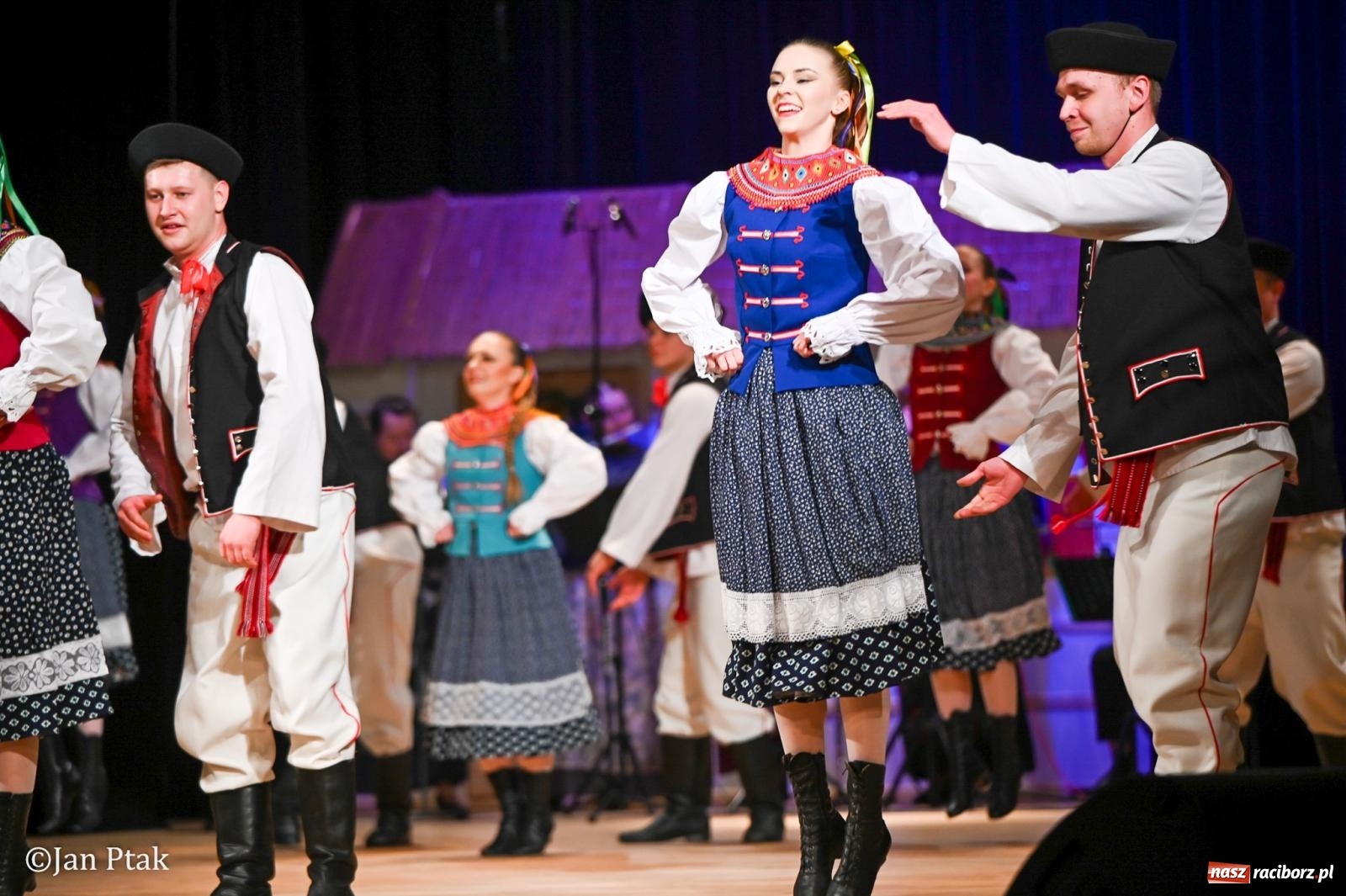 Zdjęcie w galerii na portalu naszraciborz.pl: Taneczna podróż przez siedem regionów Polski na deskach RCK wiadomości z regionu