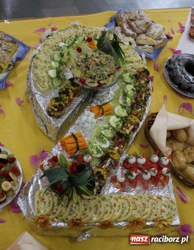 Zdjęcie w galerii na portalu naszraciborz.pl: II LO - jedyne takie śniadanie wiadomości z regionu