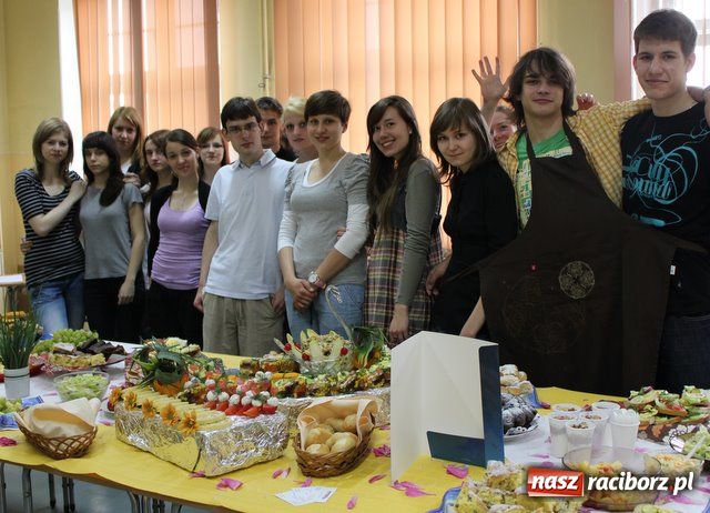 Zdjęcie w galerii na portalu naszraciborz.pl: II LO - jedyne takie śniadanie wiadomości z regionu