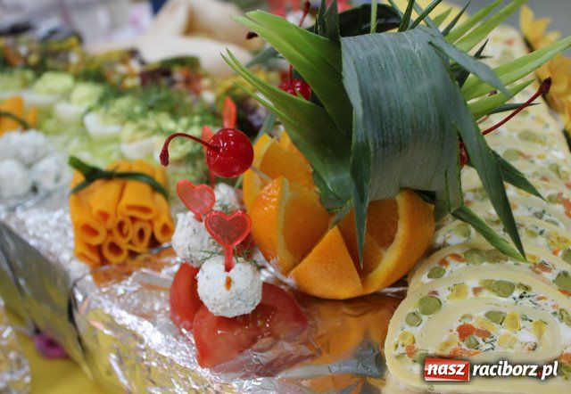 Zdjęcie w galerii na portalu naszraciborz.pl: II LO - jedyne takie śniadanie wiadomości z regionu