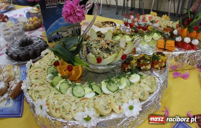 Zdjęcie w galerii na portalu naszraciborz.pl: II LO - jedyne takie śniadanie wiadomości z regionu