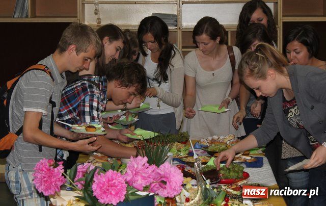 Zdjęcie w galerii na portalu naszraciborz.pl: II LO - jedyne takie śniadanie wiadomości z regionu