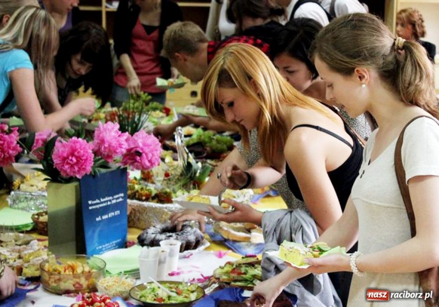 Zdjęcie w galerii na portalu naszraciborz.pl: II LO - jedyne takie śniadanie wiadomości z regionu