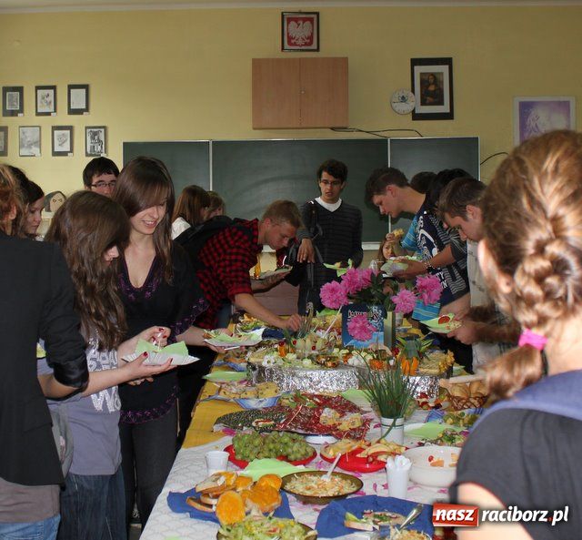 Zdjęcie w galerii na portalu naszraciborz.pl: II LO - jedyne takie śniadanie wiadomości z regionu