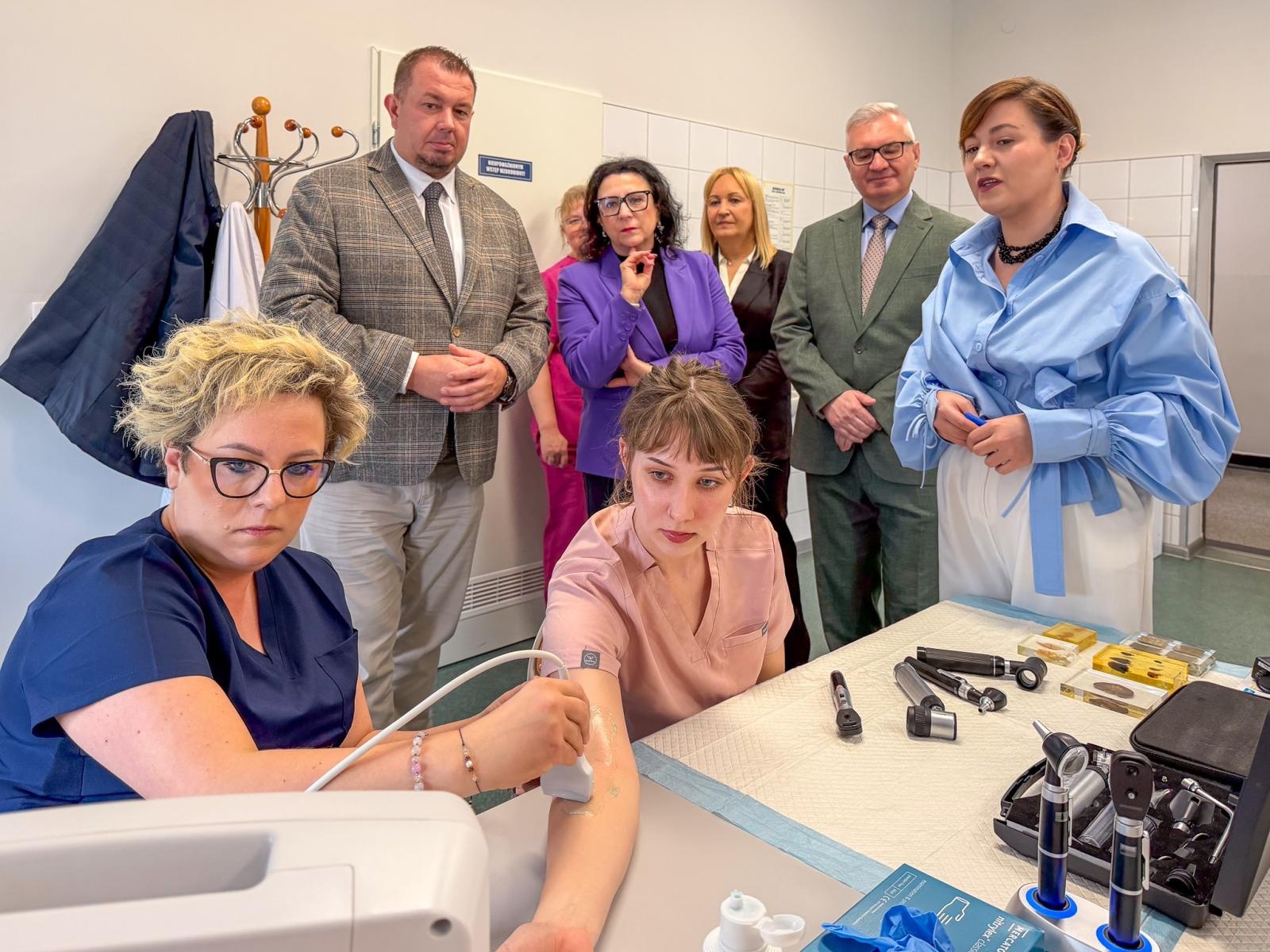 Zdjęcie w galerii na portalu naszraciborz.pl: Nowe laboratorium w ANS w Raciborzu otwarte. 100 tys. zł od Powiatu Raciborskiego wiadomości z regionu
