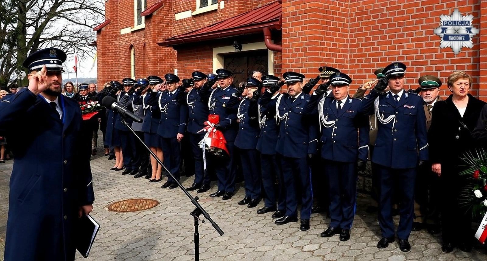 Zdjęcie w galerii na portalu naszraciborz.pl: Funkcjonariusze z Raciborza na uroczystości w Marklowicach wiadomości z regionu