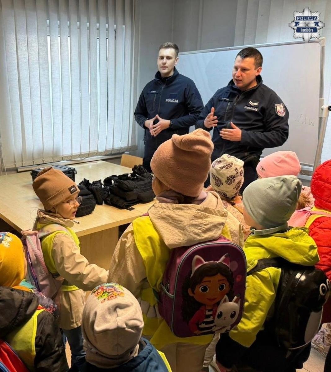 Zdjęcie w galerii na portalu naszraciborz.pl: Przedszkolaki z Owsiszcz z wizytą w komisariacie w Krzyżanowicach wiadomości z regionu