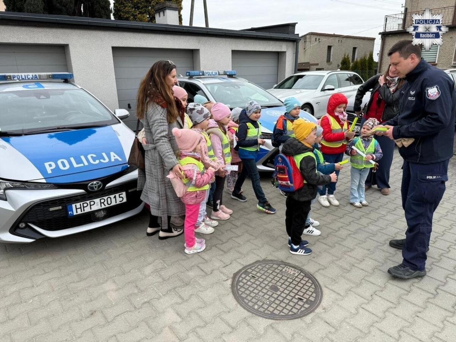 Zdjęcie w galerii na portalu naszraciborz.pl: Przedszkolaki z Owsiszcz z wizytą w komisariacie w Krzyżanowicach wiadomości z regionu