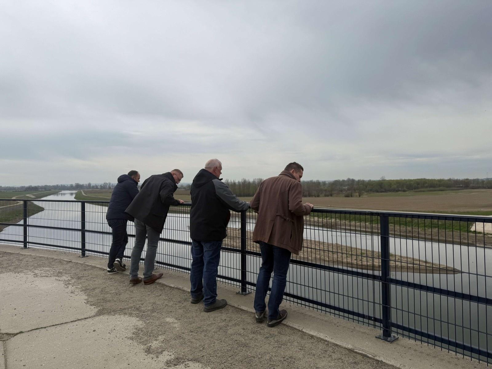 Zdjęcie w galerii na portalu naszraciborz.pl: Wizyta przedstawicieli Śląskiego Urzędu Wojewódzkiego. Wizytowali zbiornik Racibórz wiadomości z regionu