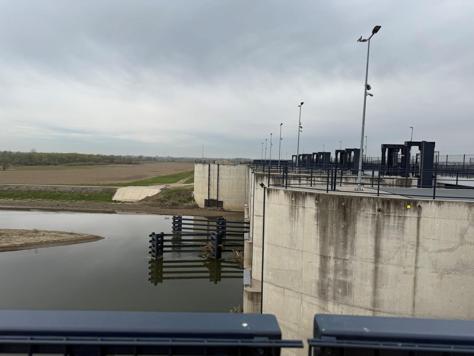 Zdjęcie w galerii na portalu naszraciborz.pl: Wizyta przedstawicieli Śląskiego Urzędu Wojewódzkiego. Wizytowali zbiornik Racibórz wiadomości z regionu