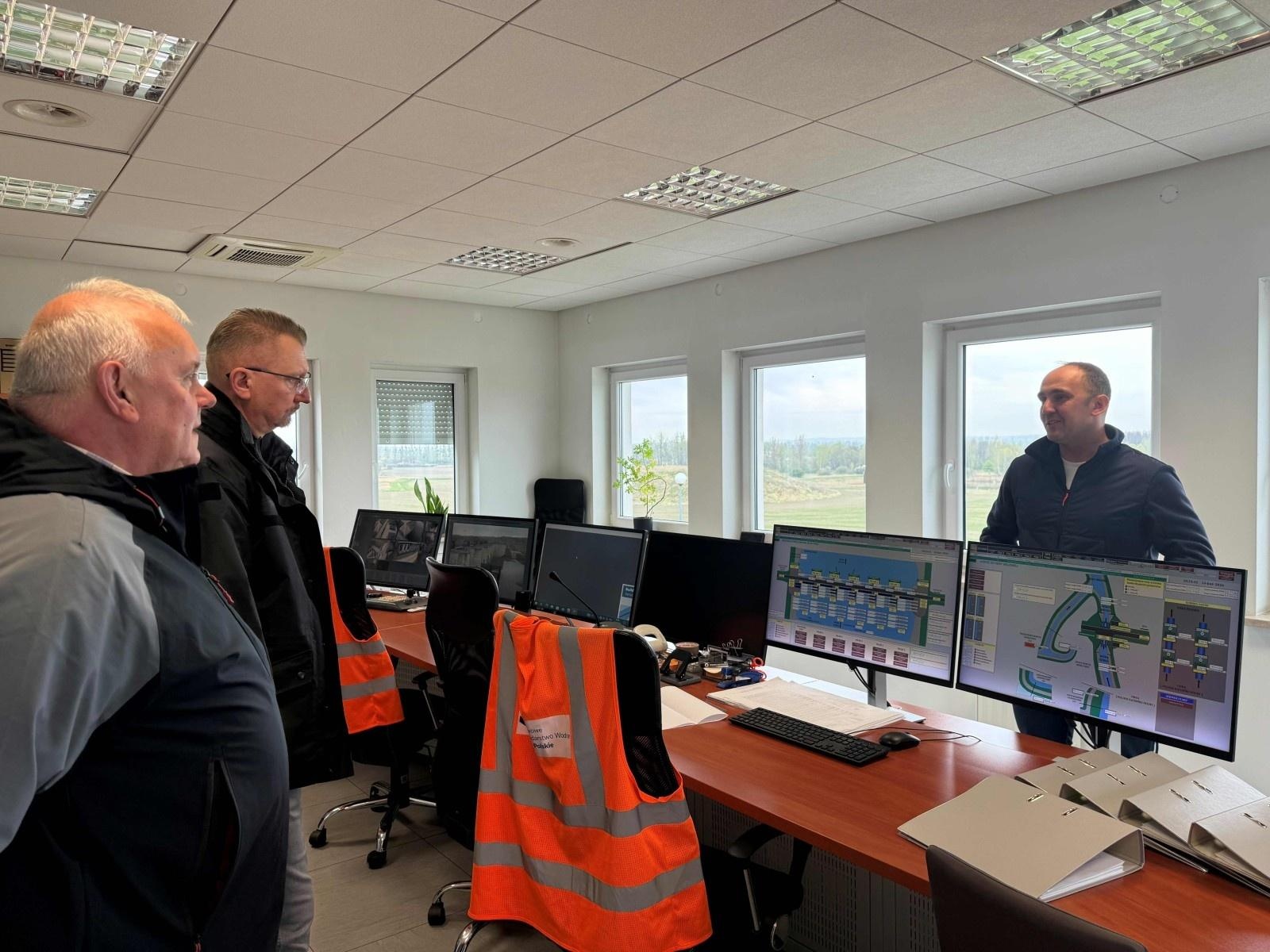 Zdjęcie w galerii na portalu naszraciborz.pl: Wizyta przedstawicieli Śląskiego Urzędu Wojewódzkiego. Wizytowali zbiornik Racibórz wiadomości z regionu