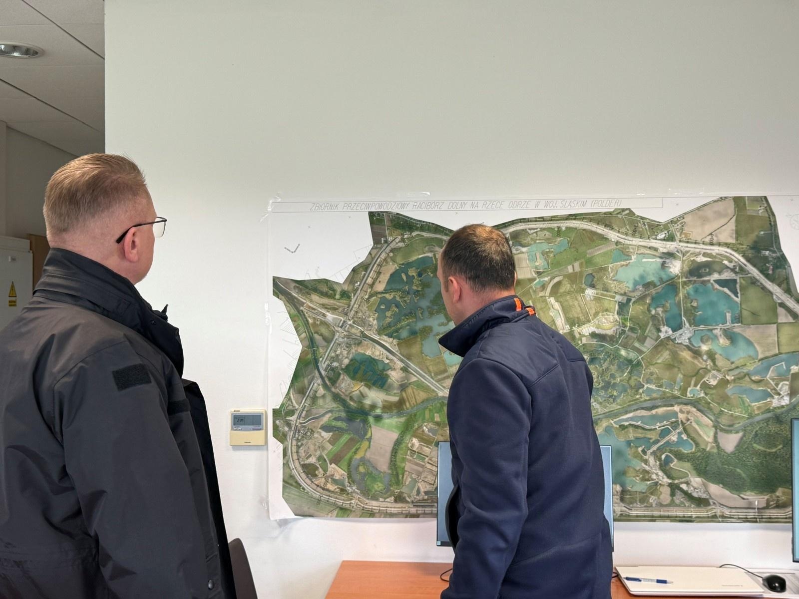 Zdjęcie w galerii na portalu naszraciborz.pl: Wizyta przedstawicieli Śląskiego Urzędu Wojewódzkiego. Wizytowali zbiornik Racibórz wiadomości z regionu