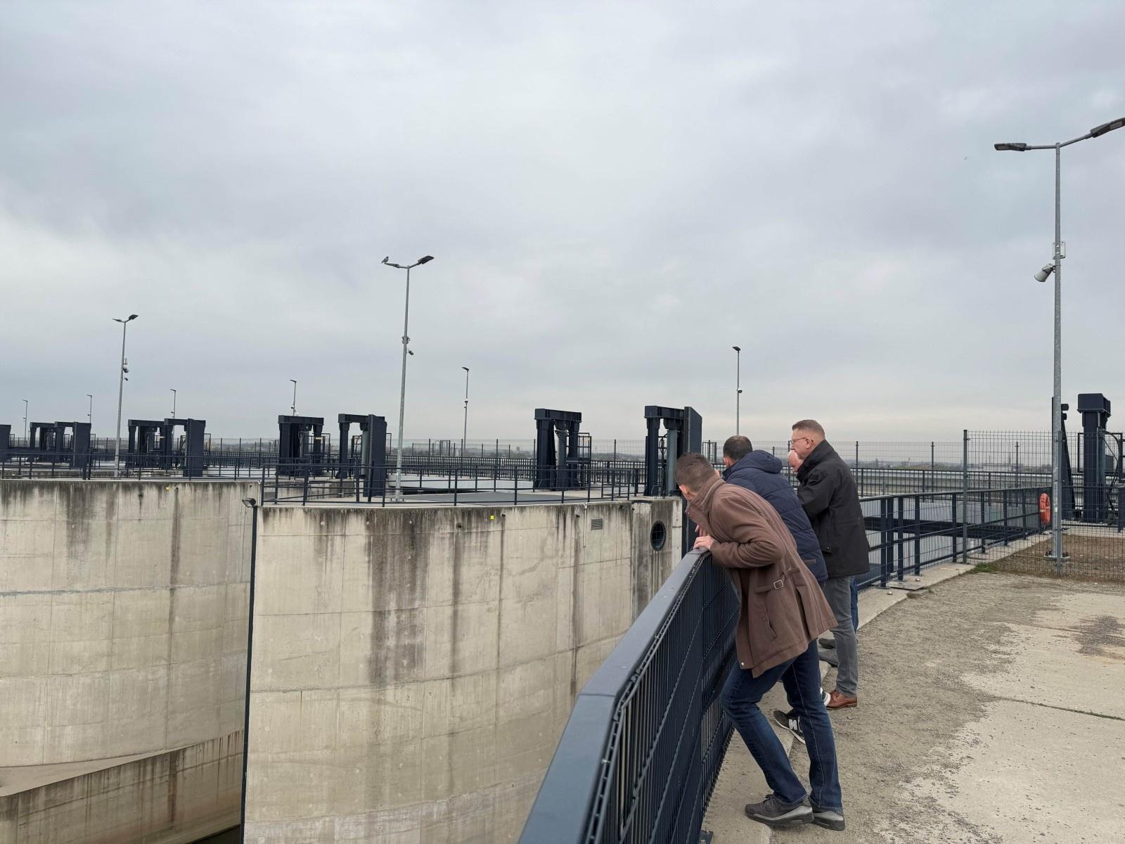 Zdjęcie w galerii na portalu naszraciborz.pl: Wizyta przedstawicieli Śląskiego Urzędu Wojewódzkiego. Wizytowali zbiornik Racibórz wiadomości z regionu