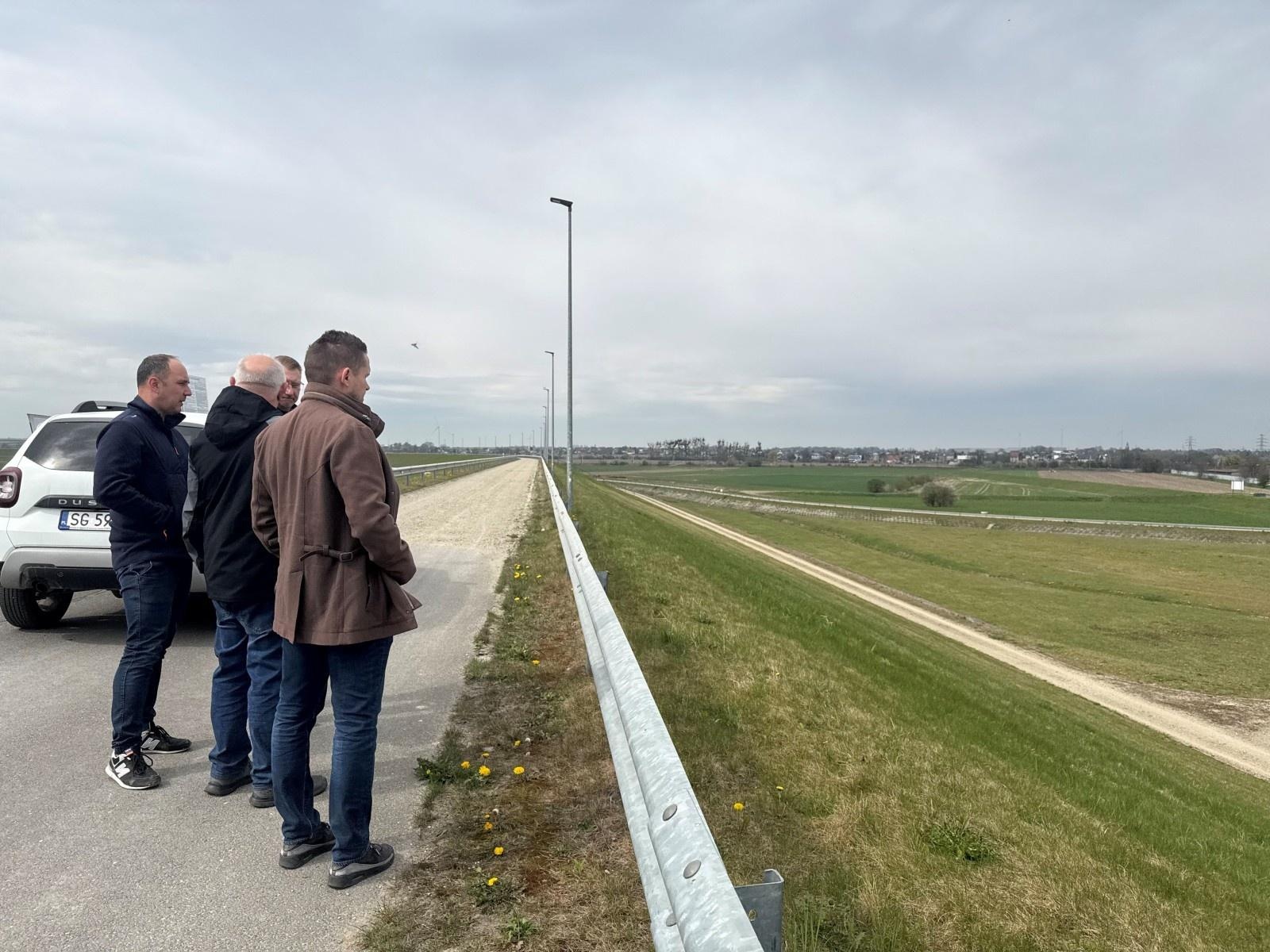 Zdjęcie w galerii na portalu naszraciborz.pl: Wizyta przedstawicieli Śląskiego Urzędu Wojewódzkiego. Wizytowali zbiornik Racibórz wiadomości z regionu