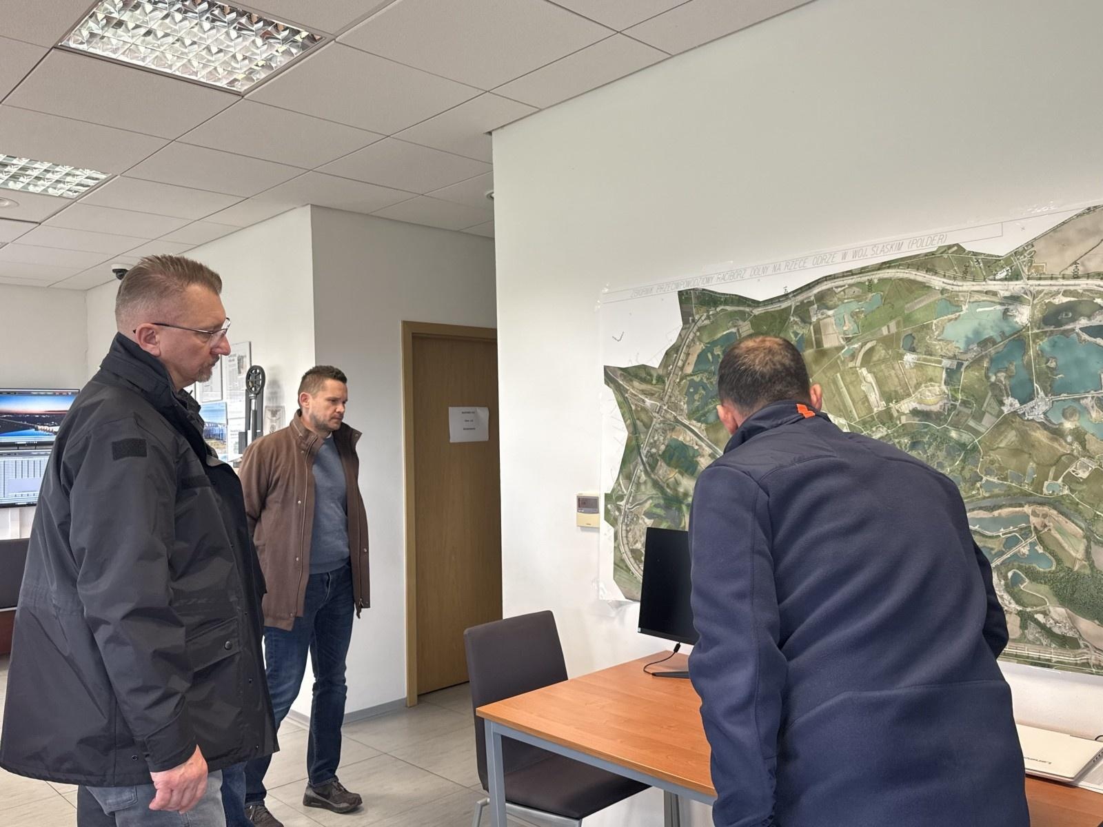 Zdjęcie w galerii na portalu naszraciborz.pl: Wizyta przedstawicieli Śląskiego Urzędu Wojewódzkiego. Wizytowali zbiornik Racibórz wiadomości z regionu