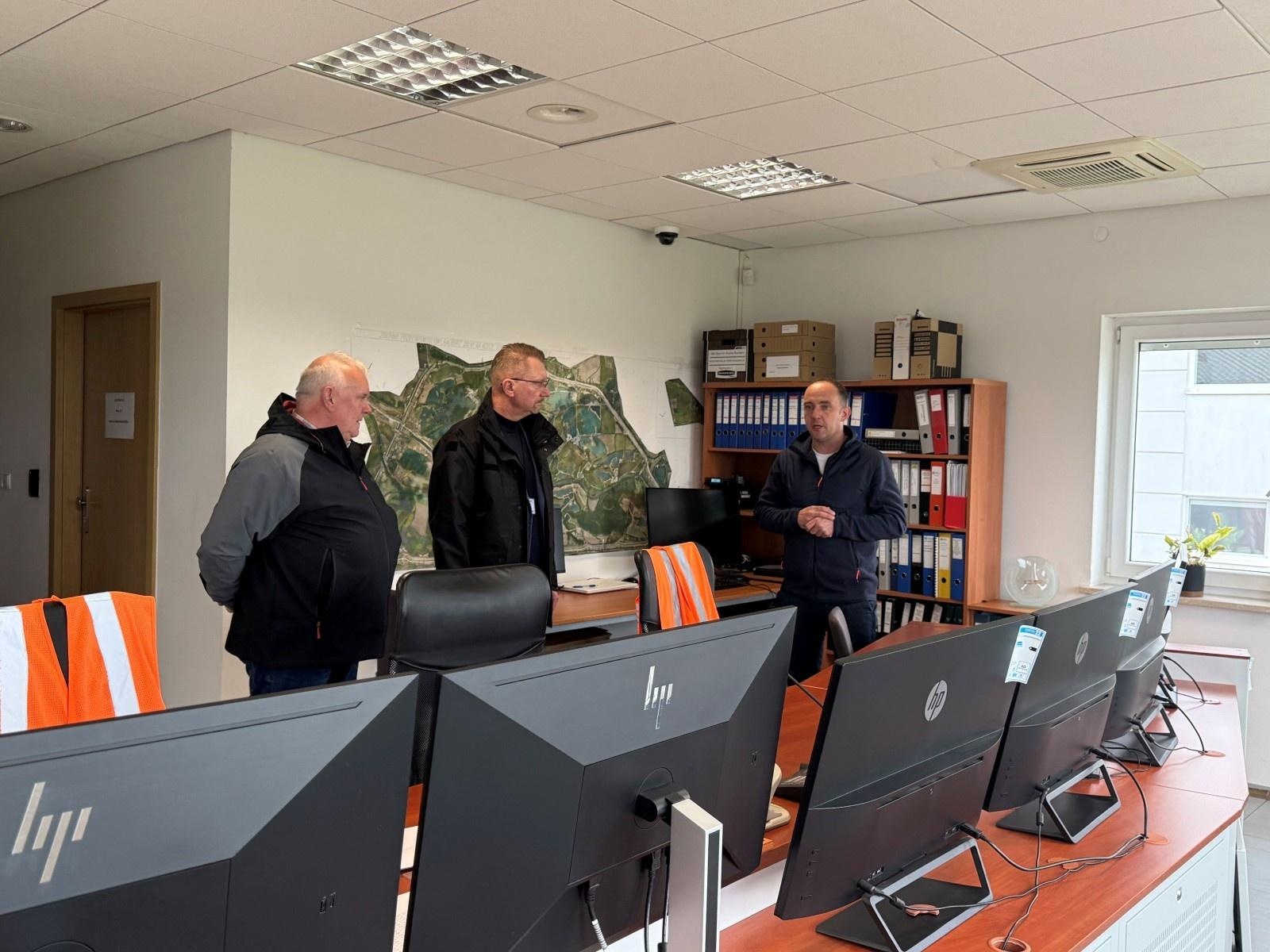 Zdjęcie w galerii na portalu naszraciborz.pl: Wizyta przedstawicieli Śląskiego Urzędu Wojewódzkiego. Wizytowali zbiornik Racibórz wiadomości z regionu