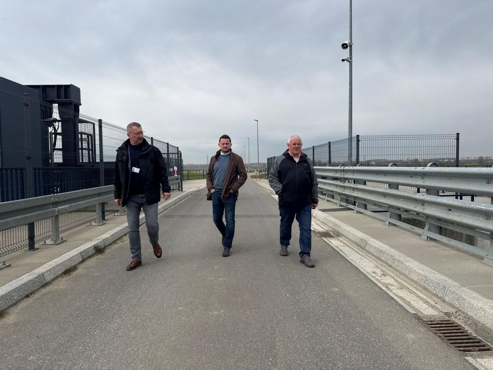 Zdjęcie w galerii na portalu naszraciborz.pl: Wizyta przedstawicieli Śląskiego Urzędu Wojewódzkiego. Wizytowali zbiornik Racibórz wiadomości z regionu