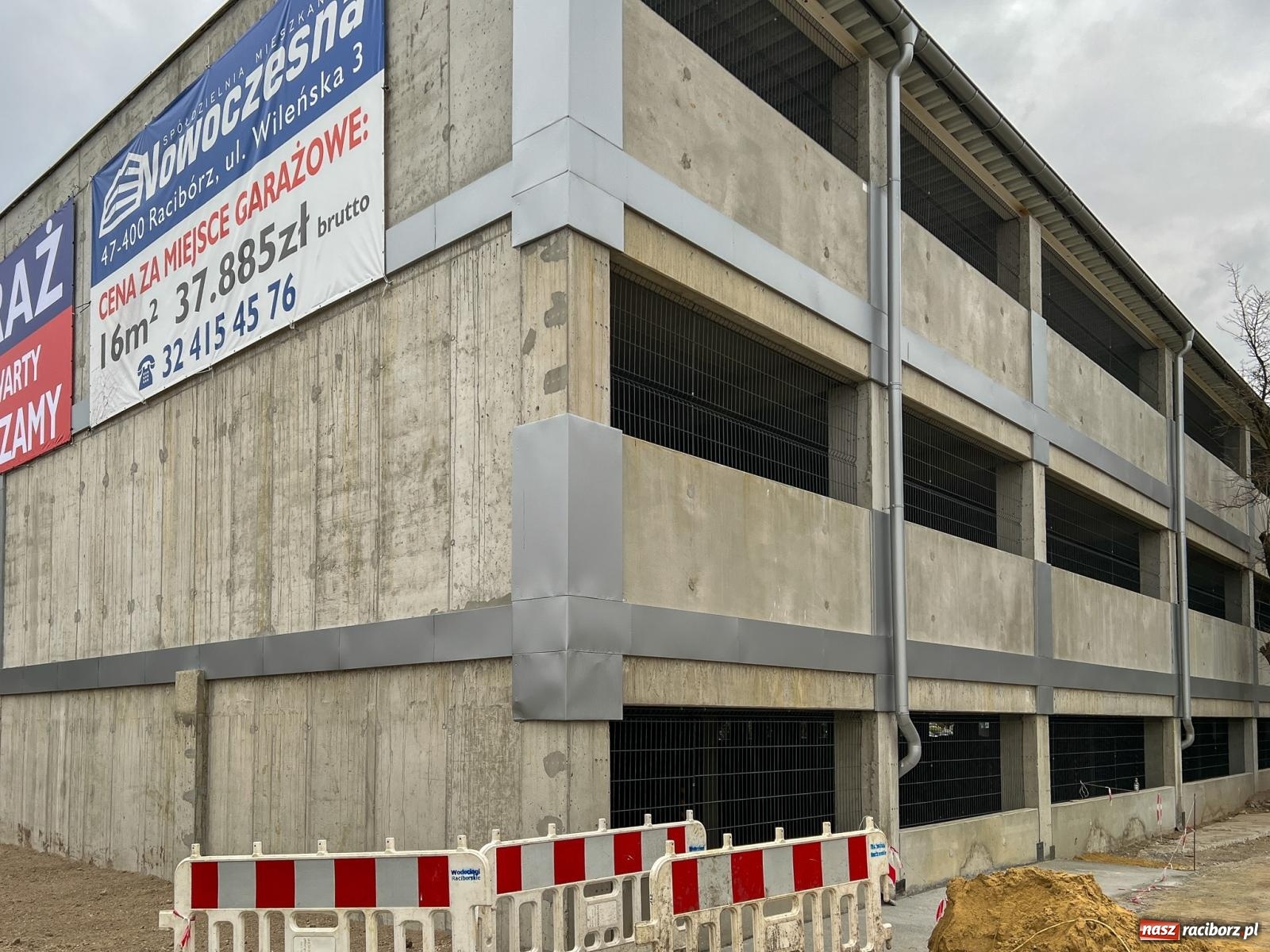 Zdjęcie w galerii na portalu naszraciborz.pl: Garaż wielopoziomowy przy ul. Żółkiewskiego już otwarty. Zakończono inwestycję parkingową w Raciborzu [FOTO] wiadomości z regionu