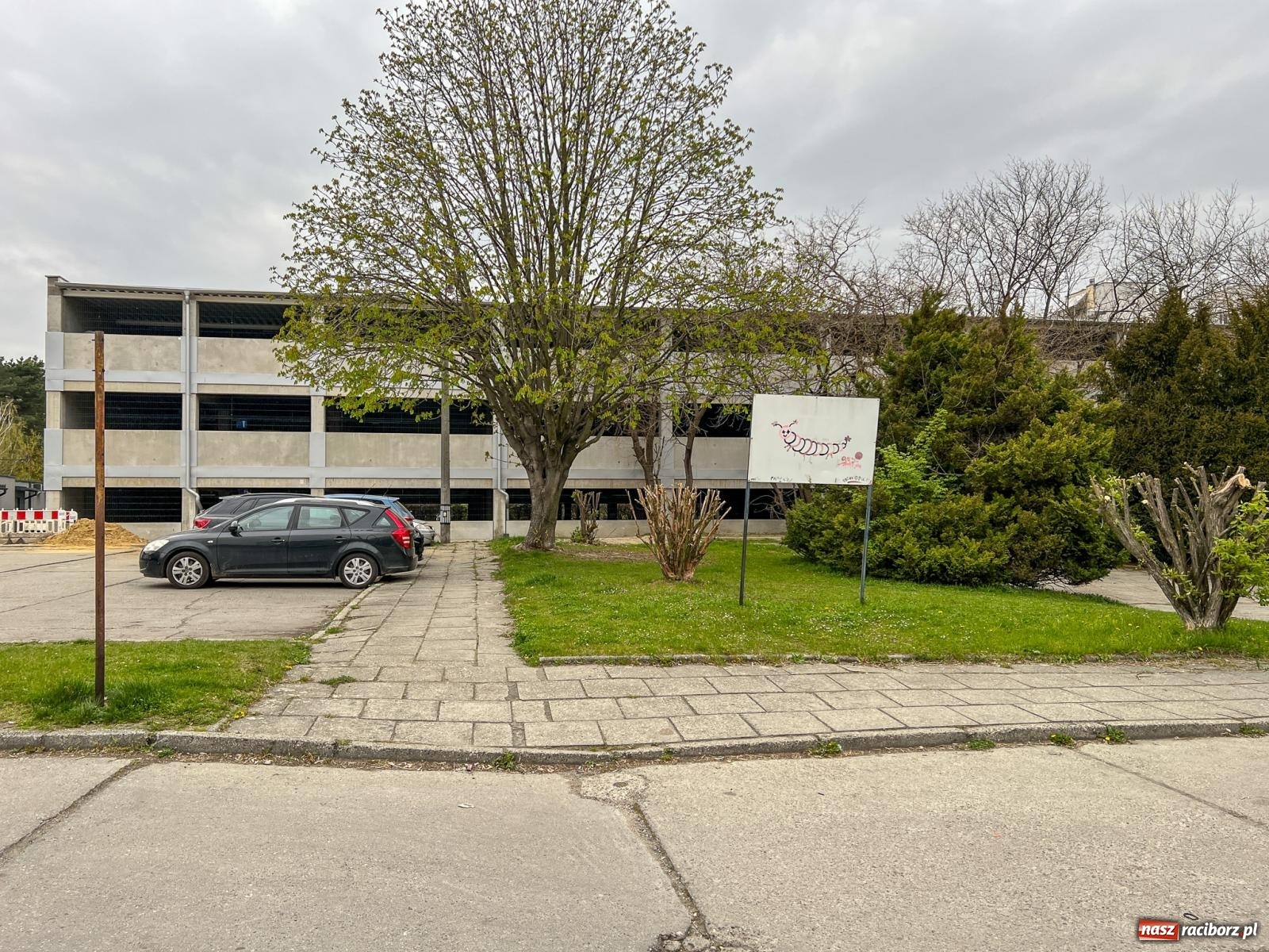 Zdjęcie w galerii na portalu naszraciborz.pl: Garaż wielopoziomowy przy ul. Żółkiewskiego już otwarty. Zakończono inwestycję parkingową w Raciborzu [FOTO] wiadomości z regionu