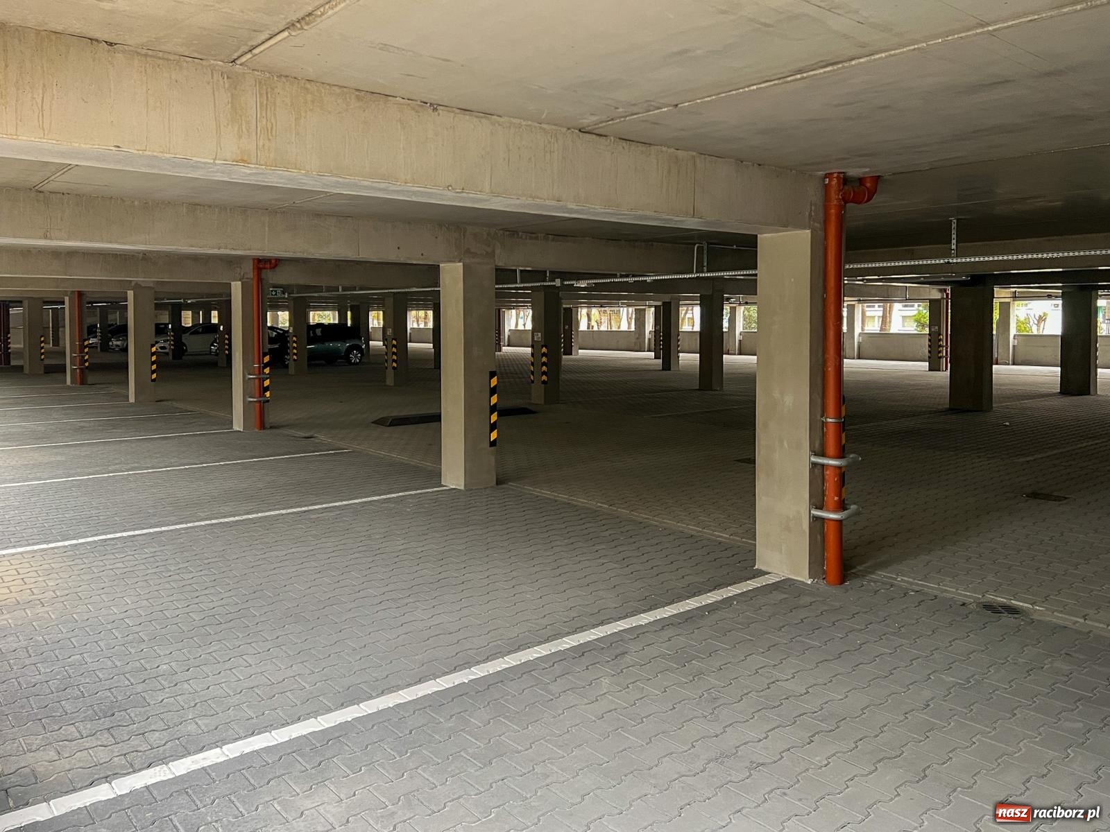Zdjęcie w galerii na portalu naszraciborz.pl: Garaż wielopoziomowy przy ul. Żółkiewskiego już otwarty. Zakończono inwestycję parkingową w Raciborzu [FOTO] wiadomości z regionu