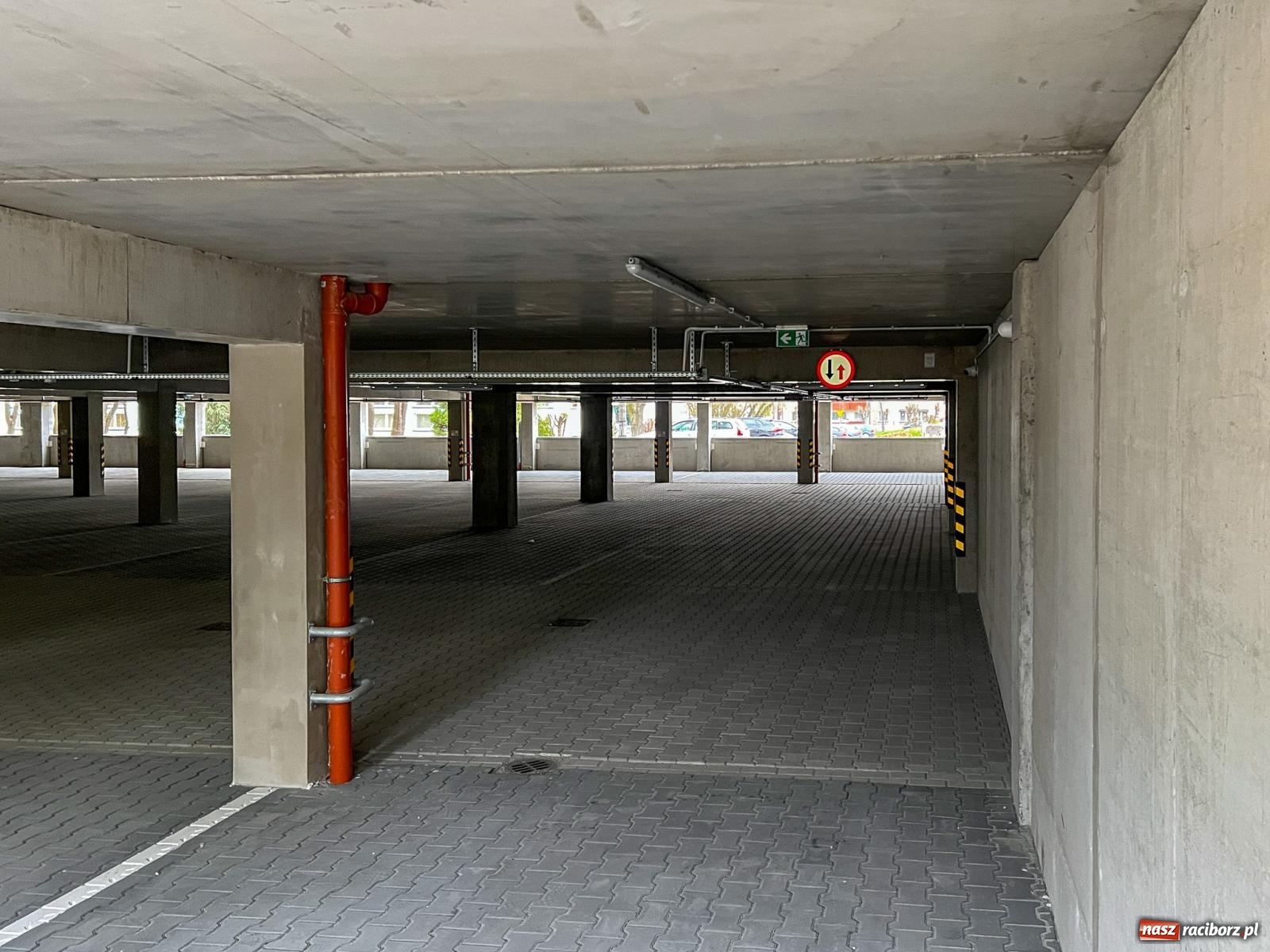 Zdjęcie w galerii na portalu naszraciborz.pl: Garaż wielopoziomowy przy ul. Żółkiewskiego już otwarty. Zakończono inwestycję parkingową w Raciborzu [FOTO] wiadomości z regionu