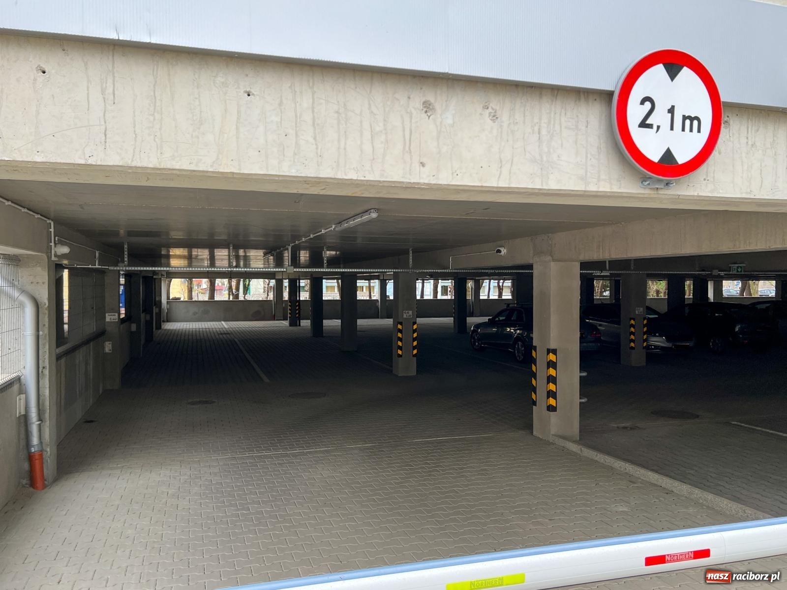 Zdjęcie w galerii na portalu naszraciborz.pl: Garaż wielopoziomowy przy ul. Żółkiewskiego już otwarty. Zakończono inwestycję parkingową w Raciborzu [FOTO] wiadomości z regionu