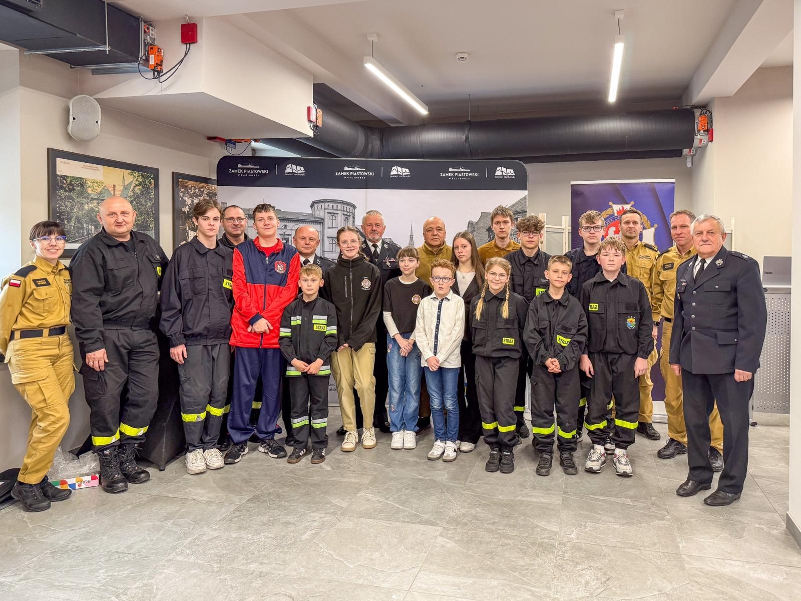 Zdjęcie w galerii na portalu naszraciborz.pl: Wiedza pożarnicza bez tajemnic. Powiatowy turniej Młodzież Zapobiega Pożarom na Zamku Piastowskim wiadomości z regionu