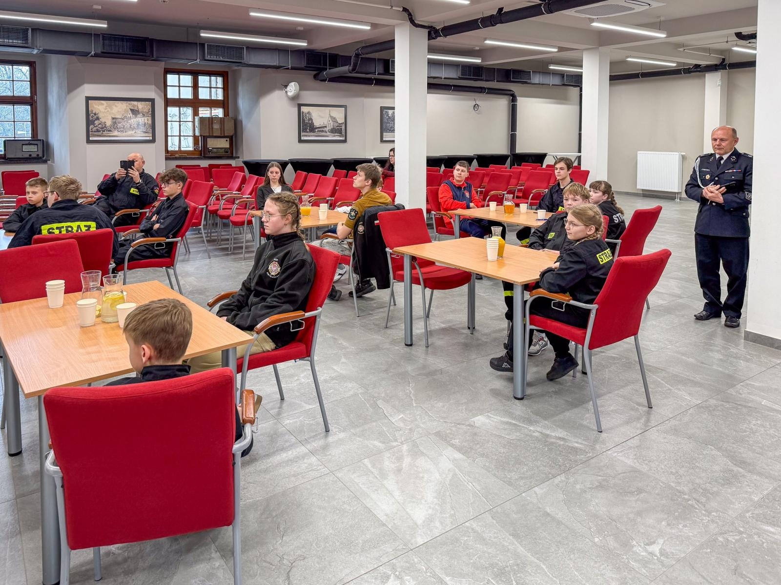 Zdjęcie w galerii na portalu naszraciborz.pl: Wiedza pożarnicza bez tajemnic. Powiatowy turniej Młodzież Zapobiega Pożarom na Zamku Piastowskim wiadomości z regionu