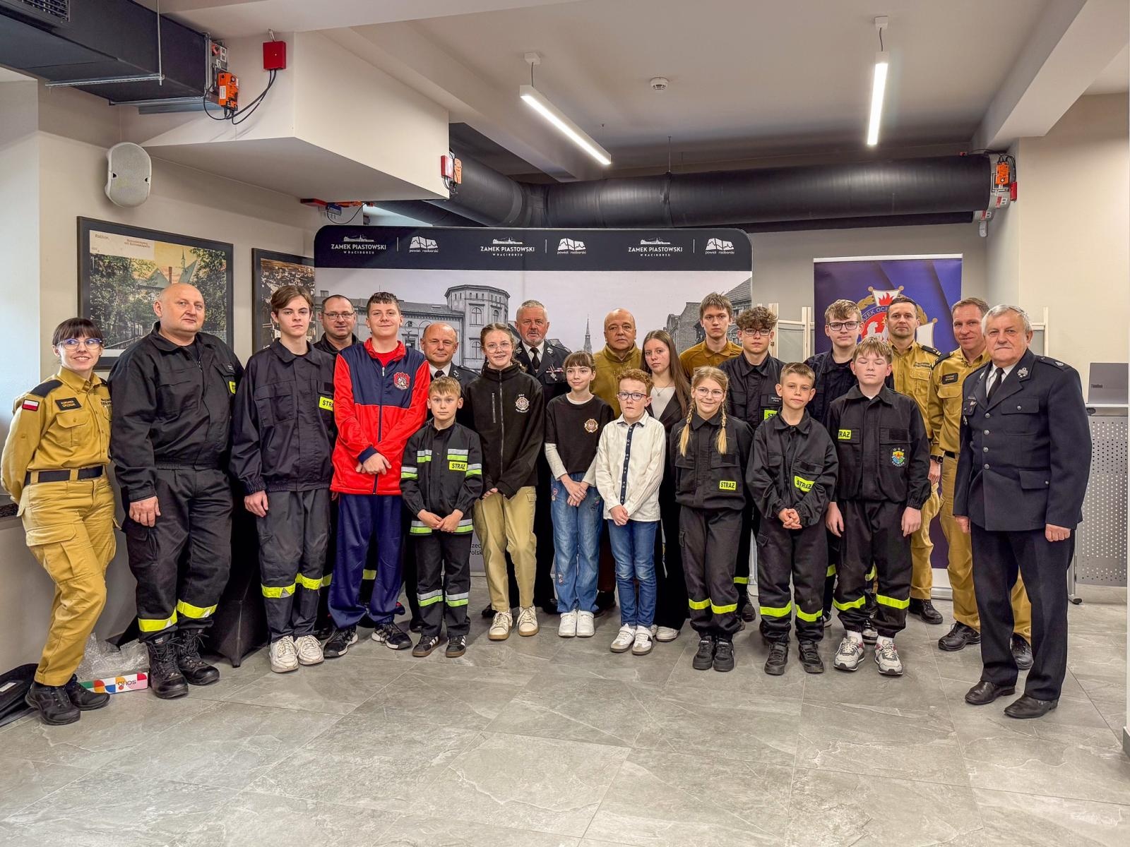 Zdjęcie w galerii na portalu naszraciborz.pl: Wiedza pożarnicza bez tajemnic. Powiatowy turniej Młodzież Zapobiega Pożarom na Zamku Piastowskim wiadomości z regionu