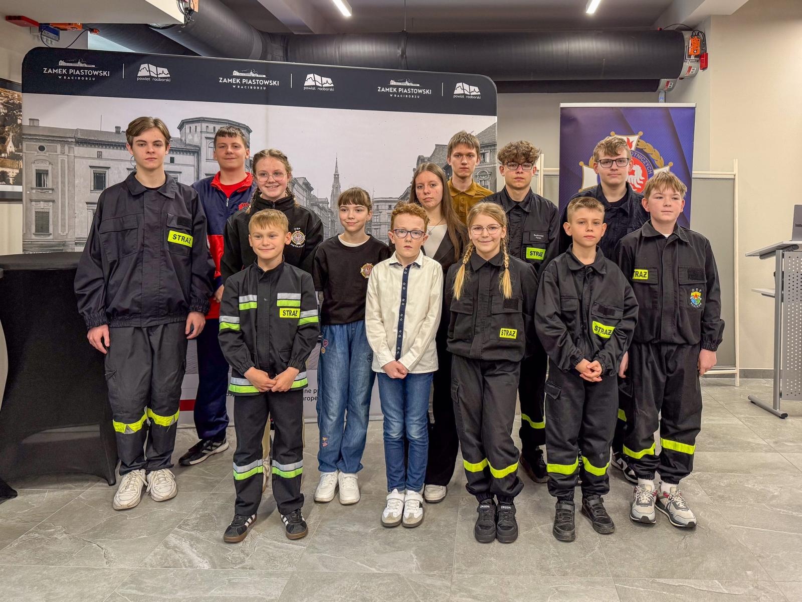 Zdjęcie w galerii na portalu naszraciborz.pl: Wiedza pożarnicza bez tajemnic. Powiatowy turniej Młodzież Zapobiega Pożarom na Zamku Piastowskim wiadomości z regionu