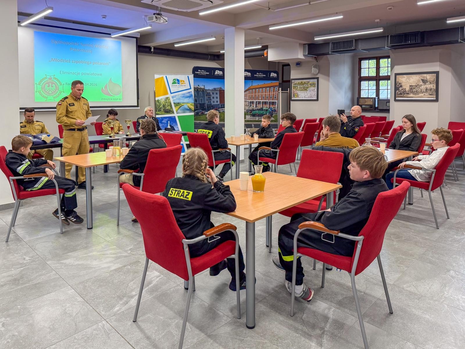 Zdjęcie w galerii na portalu naszraciborz.pl: Wiedza pożarnicza bez tajemnic. Powiatowy turniej Młodzież Zapobiega Pożarom na Zamku Piastowskim wiadomości z regionu