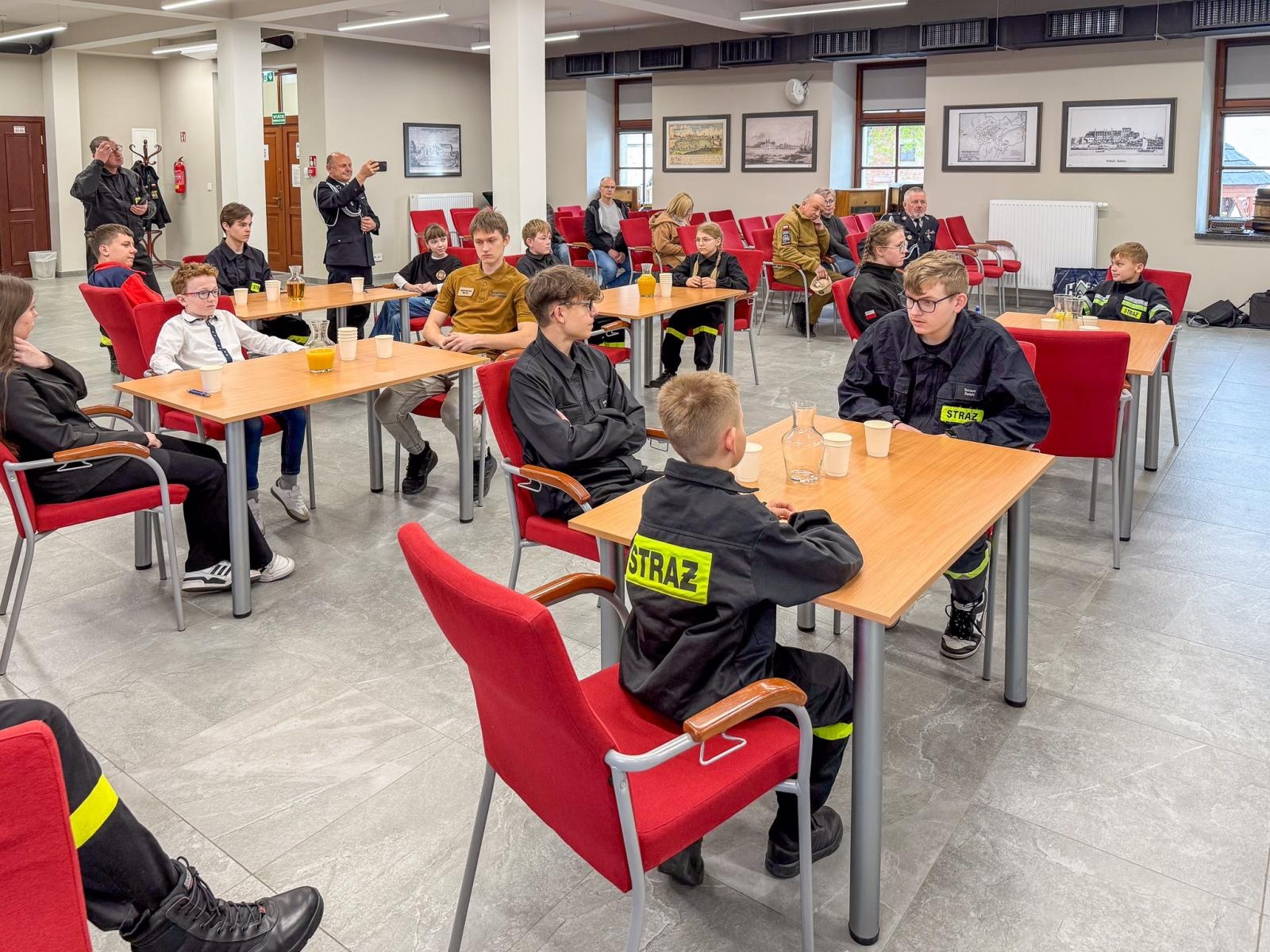 Zdjęcie w galerii na portalu naszraciborz.pl: Wiedza pożarnicza bez tajemnic. Powiatowy turniej Młodzież Zapobiega Pożarom na Zamku Piastowskim wiadomości z regionu