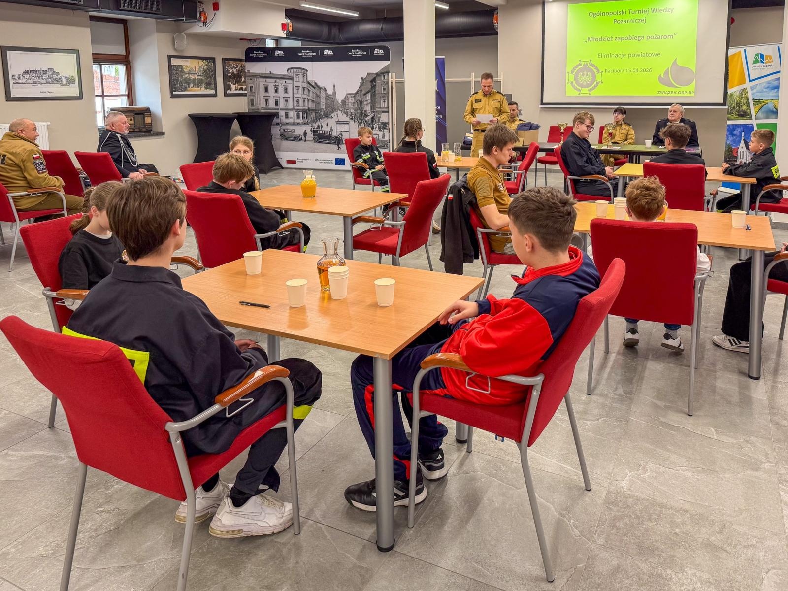 Zdjęcie w galerii na portalu naszraciborz.pl: Wiedza pożarnicza bez tajemnic. Powiatowy turniej Młodzież Zapobiega Pożarom na Zamku Piastowskim wiadomości z regionu