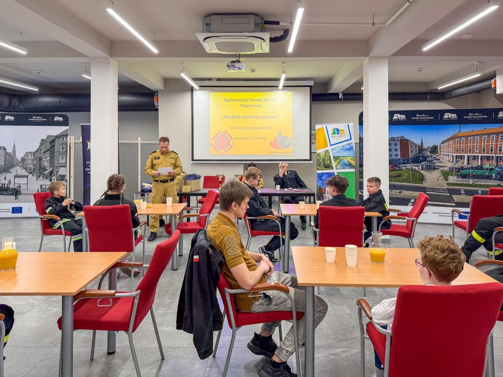 Zdjęcie w galerii na portalu naszraciborz.pl: Wiedza pożarnicza bez tajemnic. Powiatowy turniej Młodzież Zapobiega Pożarom na Zamku Piastowskim wiadomości z regionu